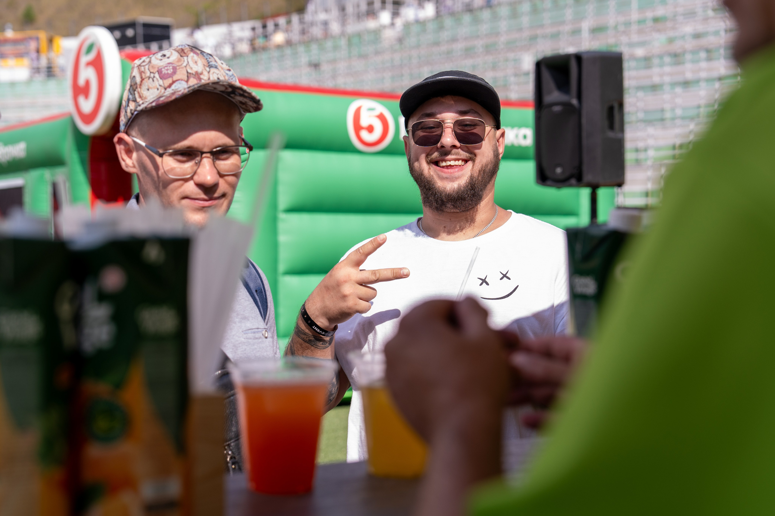 Фотоотчет партнеской интеграции для сети «Пятерочка» на фестивале «Grounded». Репортажный фотограф в Красной Поляне и Сочи Павлюченко Екатерина