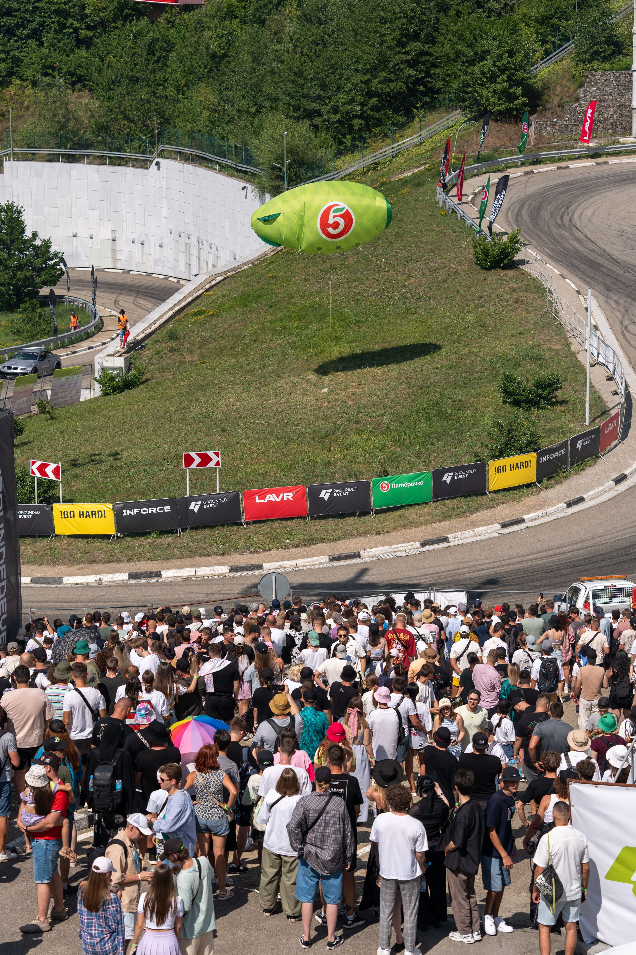 Фотоотчет партнеской интеграции для сети «Пятерочка» на фестивале «Grounded». Репортажный фотограф в Красной Поляне и Сочи Павлюченко Екатерина