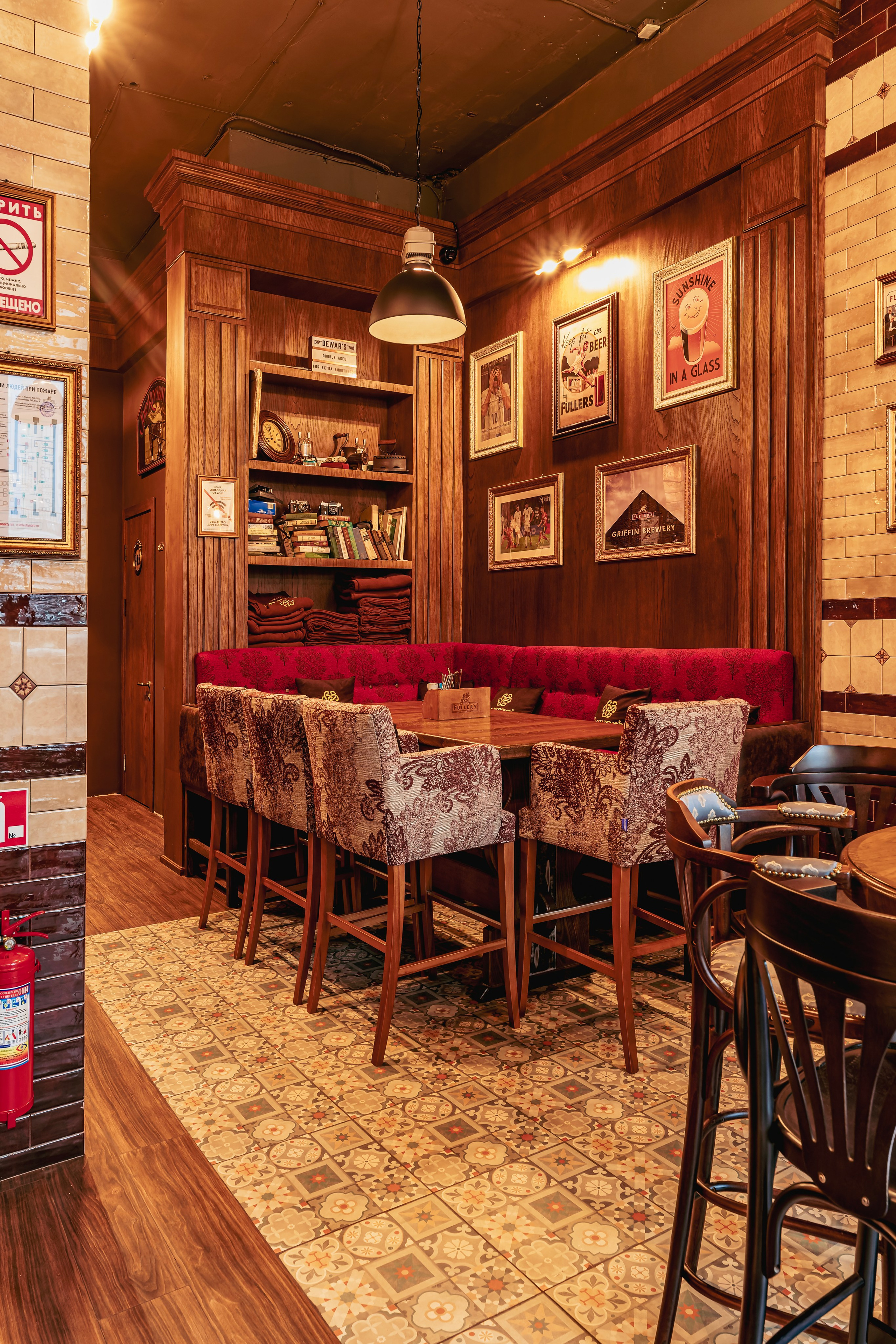 Алматы, Fuller's 4you — камерный паб в верхней части города, апрель 2025. Интерьерный фотограф Алматы