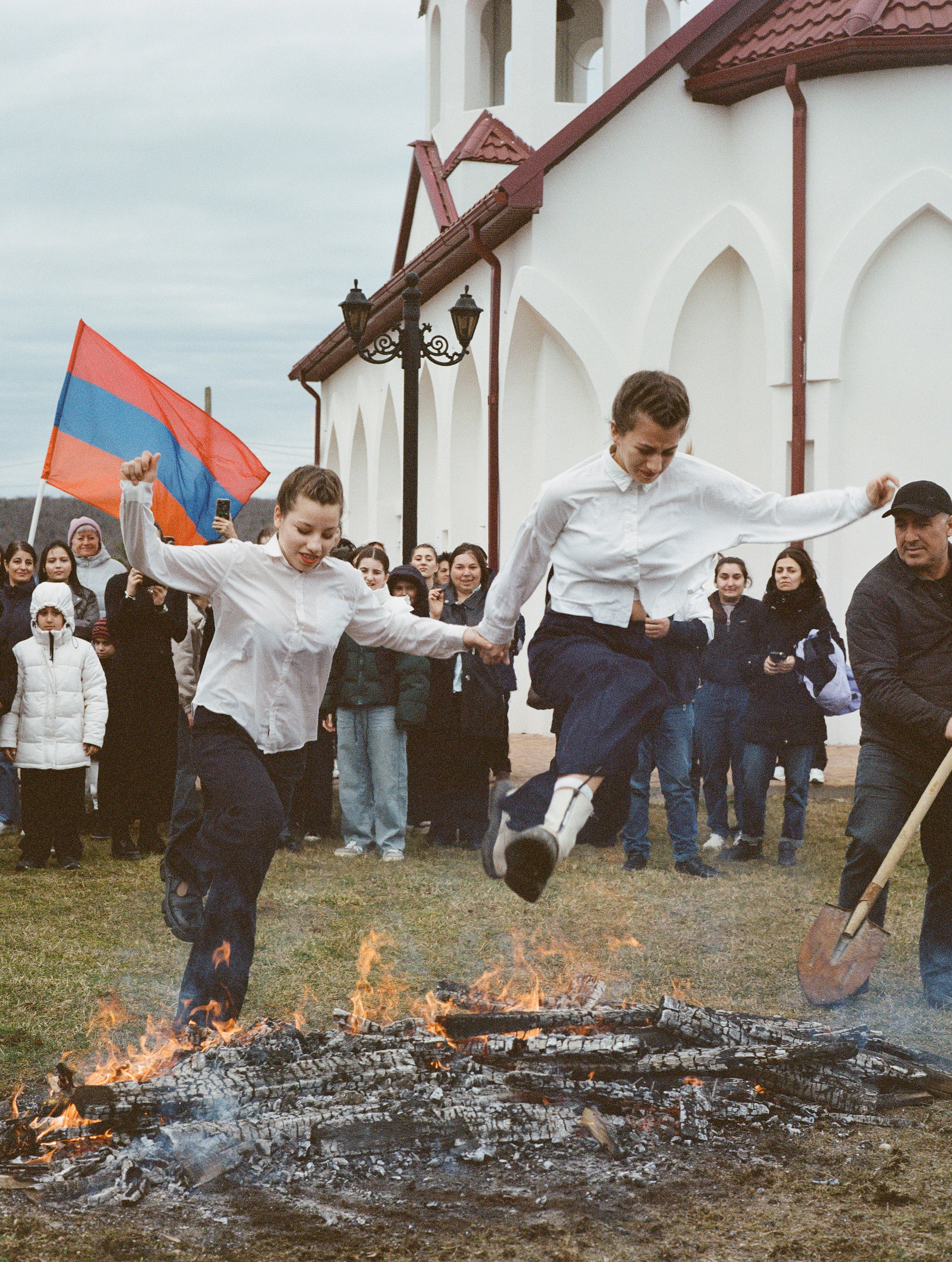Праздник Терендез (Трндез). Он сочетает в себе древние языческие традиции, связанные с культом огня, и христианские элементы. Село Тенгинка, Туапсинский район.