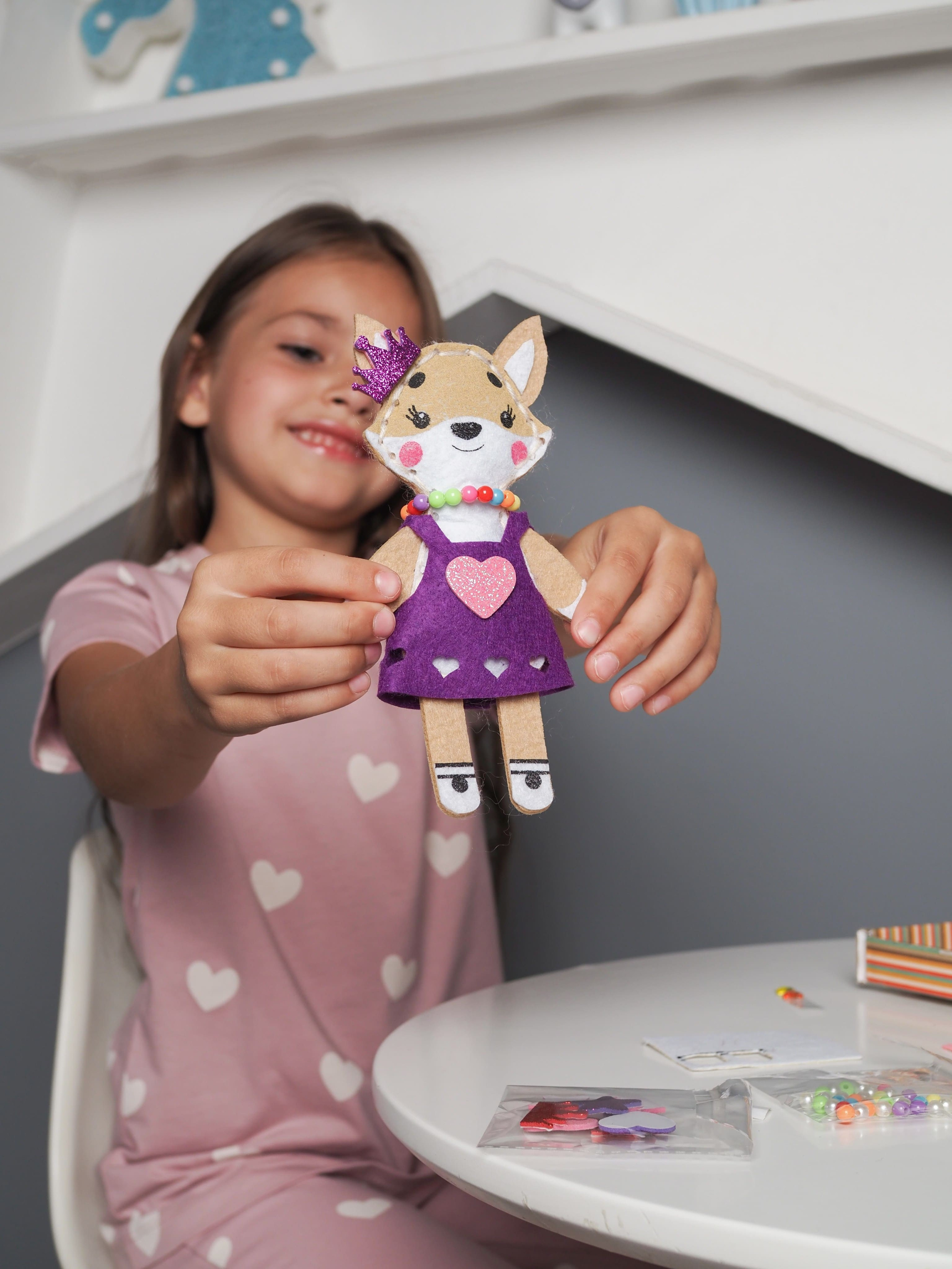 Предметная съемка детских товаров с акцентом на яркие элементы и декоративные детали.