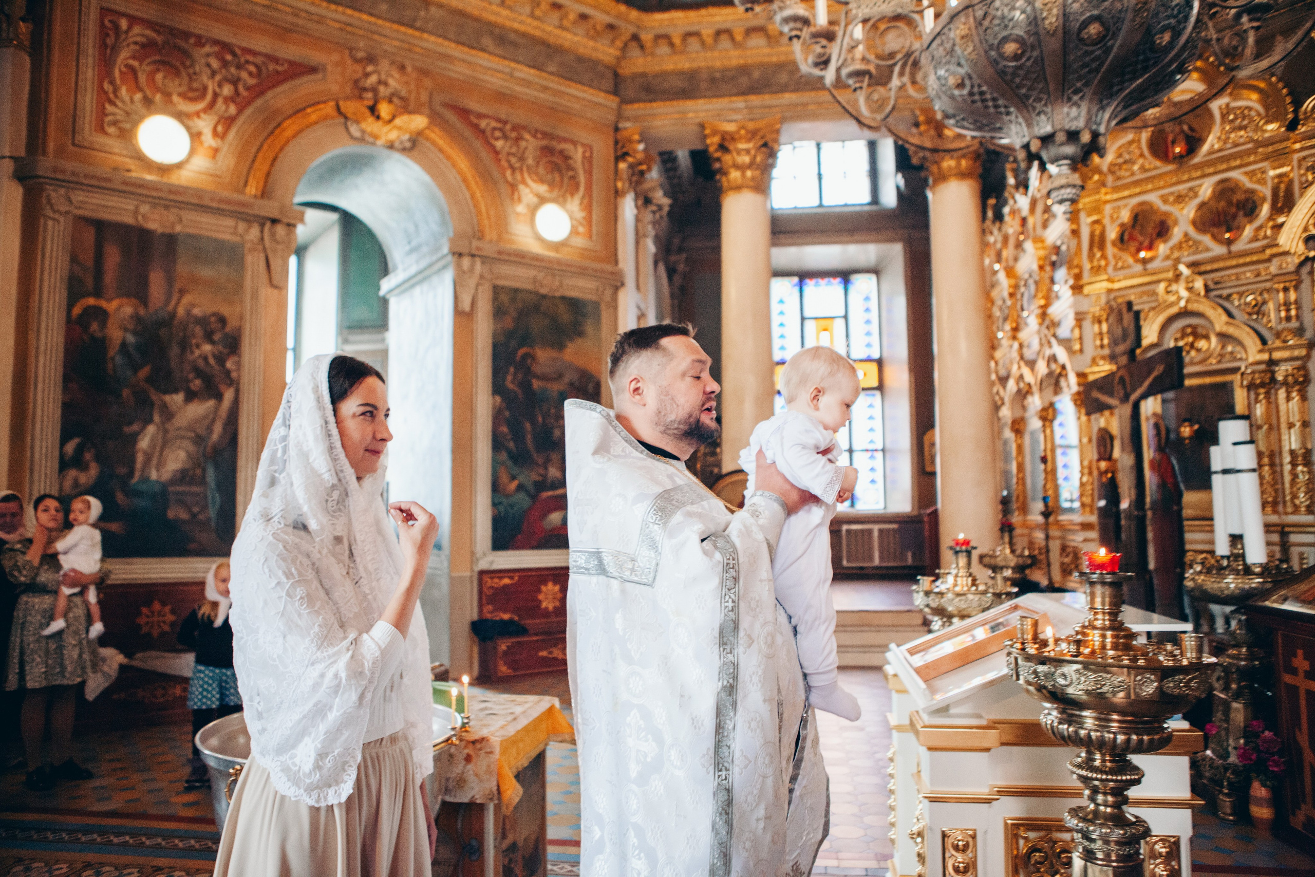 Крещение ребенка в церкви. Фотограф Ольга Ефремова