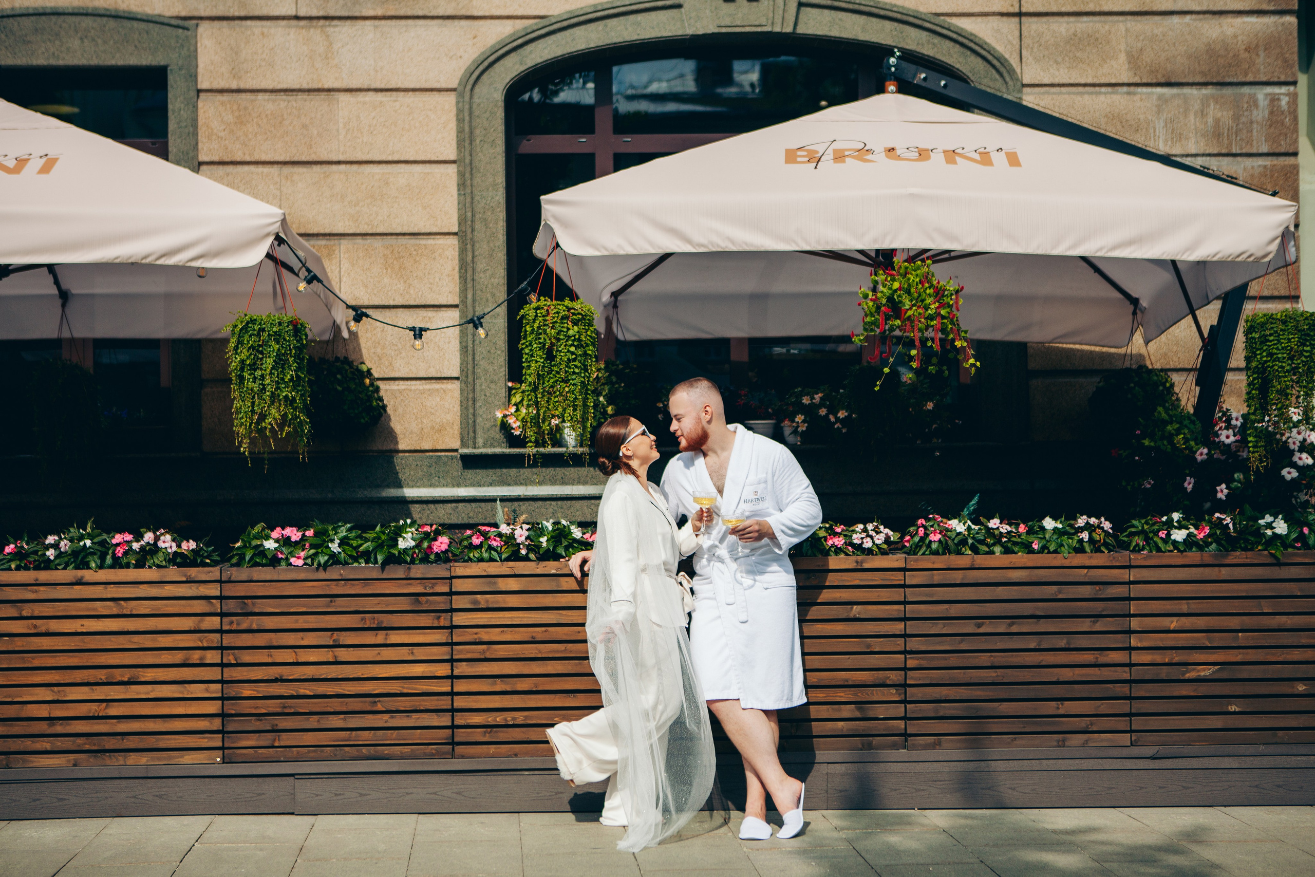 фотосессия жениха и невесты в пижаме у отеля на патриках