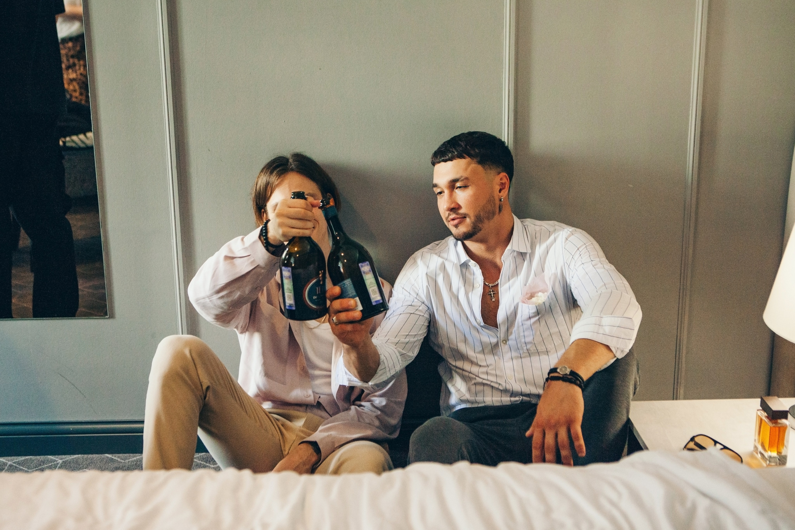 друзья жениха сидят на полу и пьют шампанское 