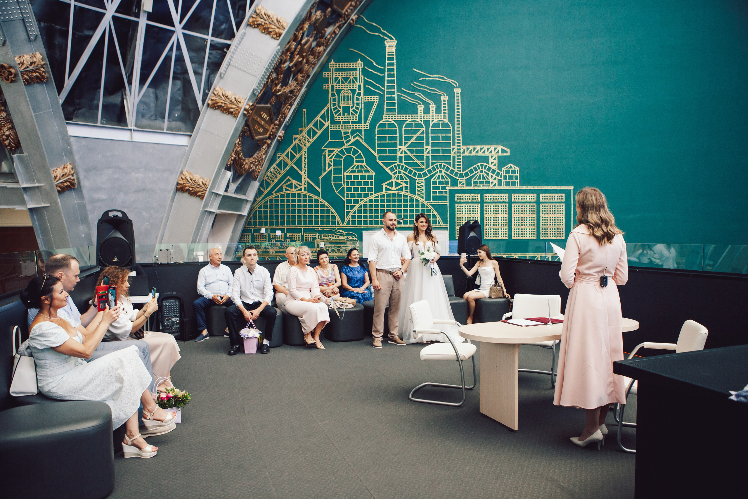 Молодожены в павильоне космонавтики и авиации №34 на вднх и в ресторане московское небо. Фотограф Ольга Ефремова