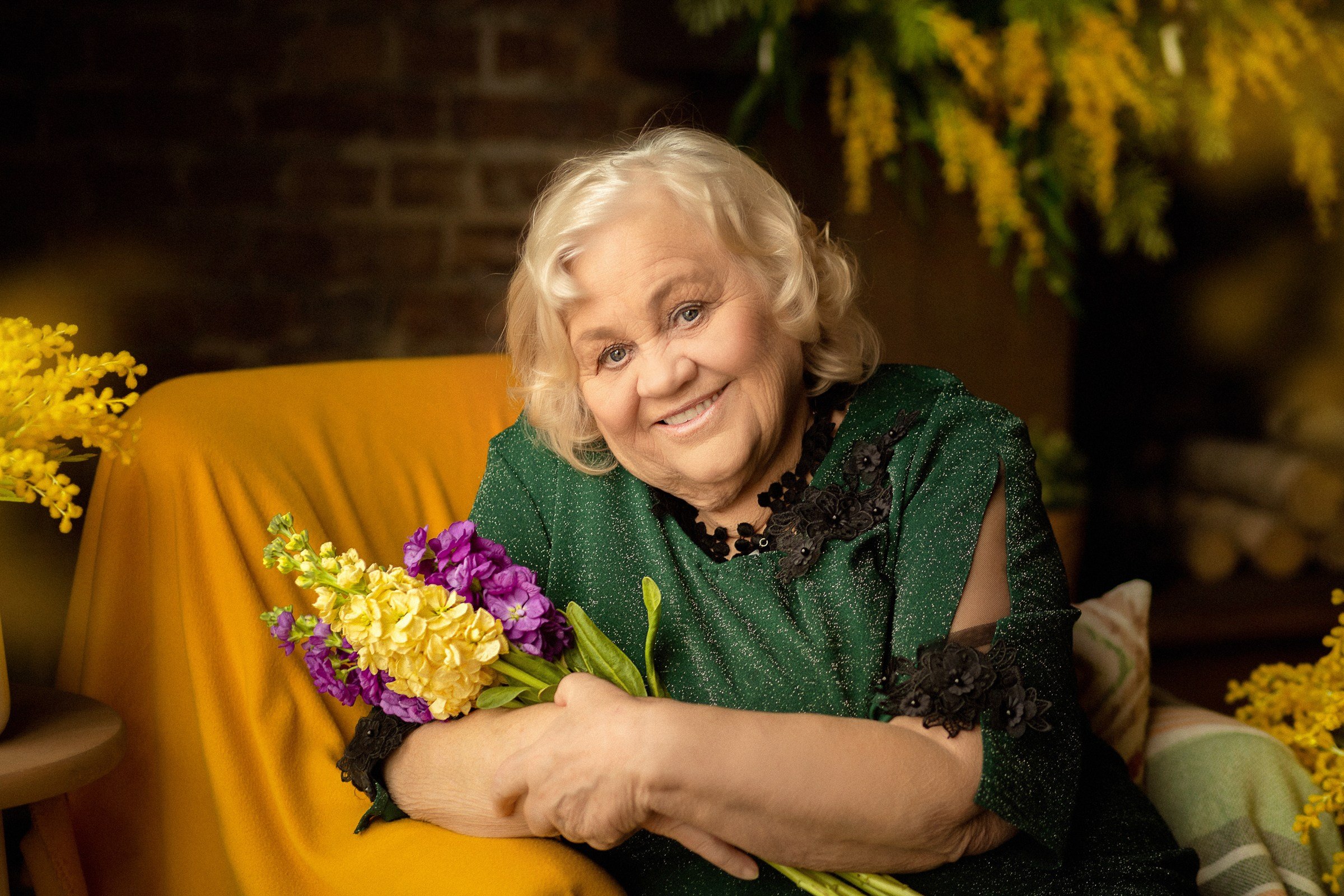 Подарок для мамы СПБ, фотосессия для мамы, фотосессия бабушки в студии СПБ, фотосессия взрослой женщины СПБ