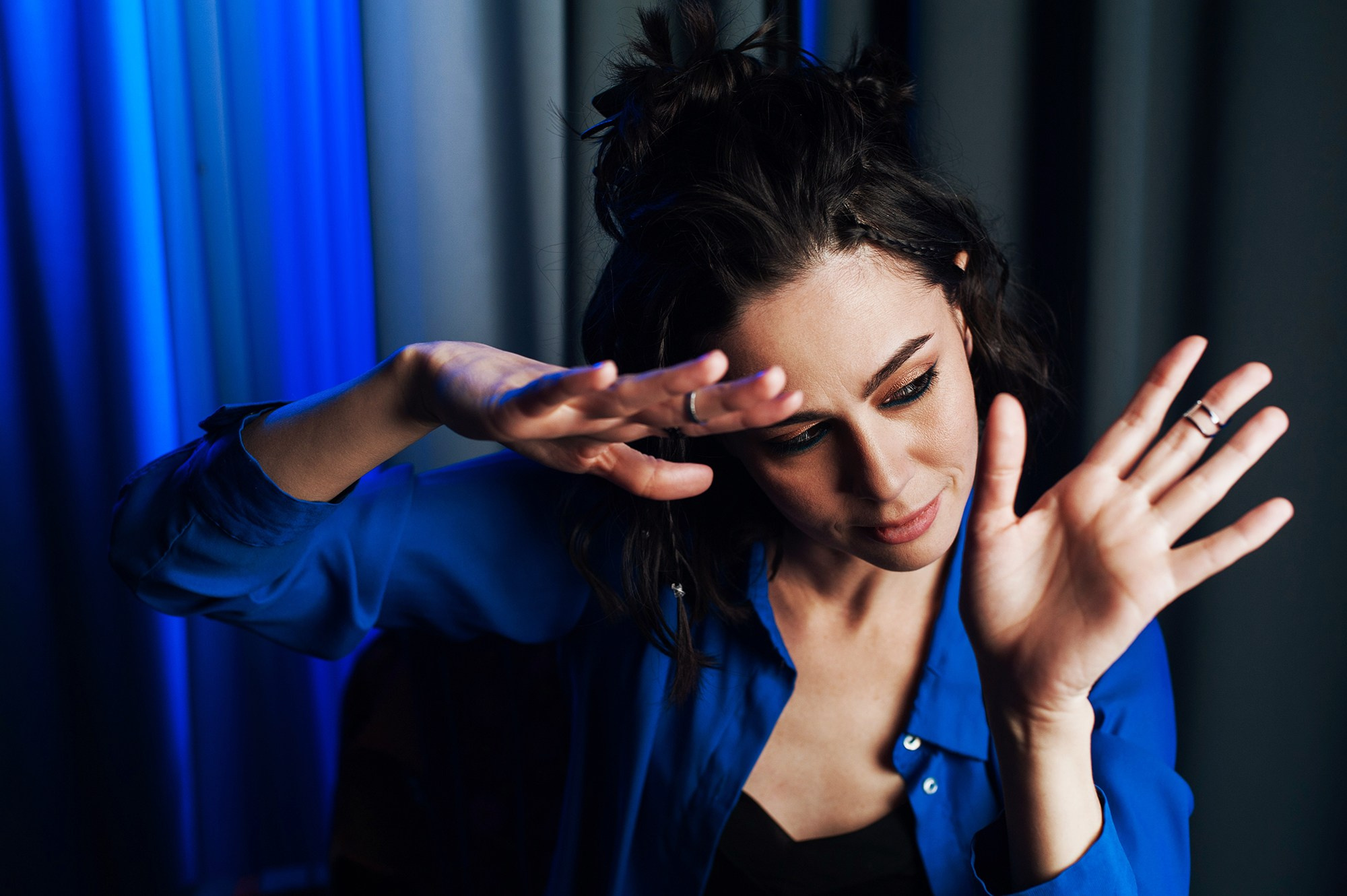 Юлия Крюкова для музыкального проекта «Течение». Портретная фотография в Москве