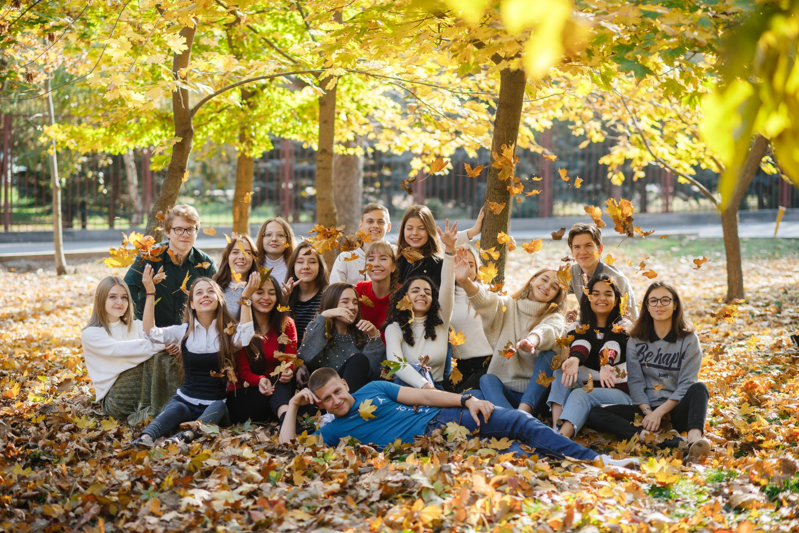 Уличная групповая съёмка. BookVa-выпускные альбомы