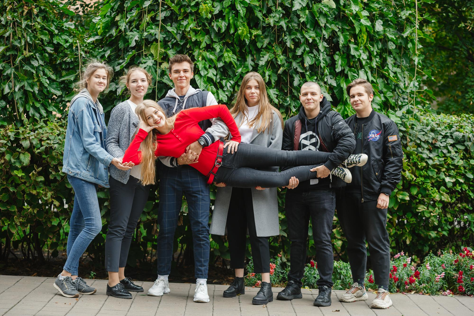 Уличная групповая съёмка. BookVa-выпускные альбомы