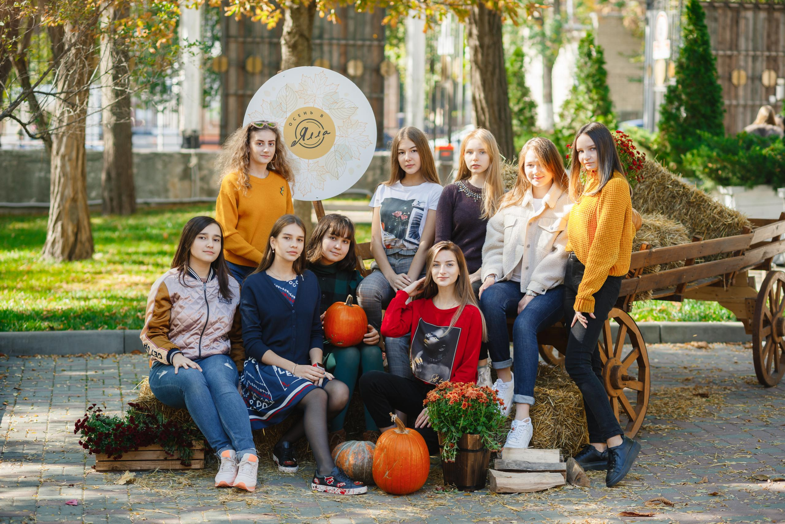 Уличная групповая съёмка. BookVa-выпускные альбомы