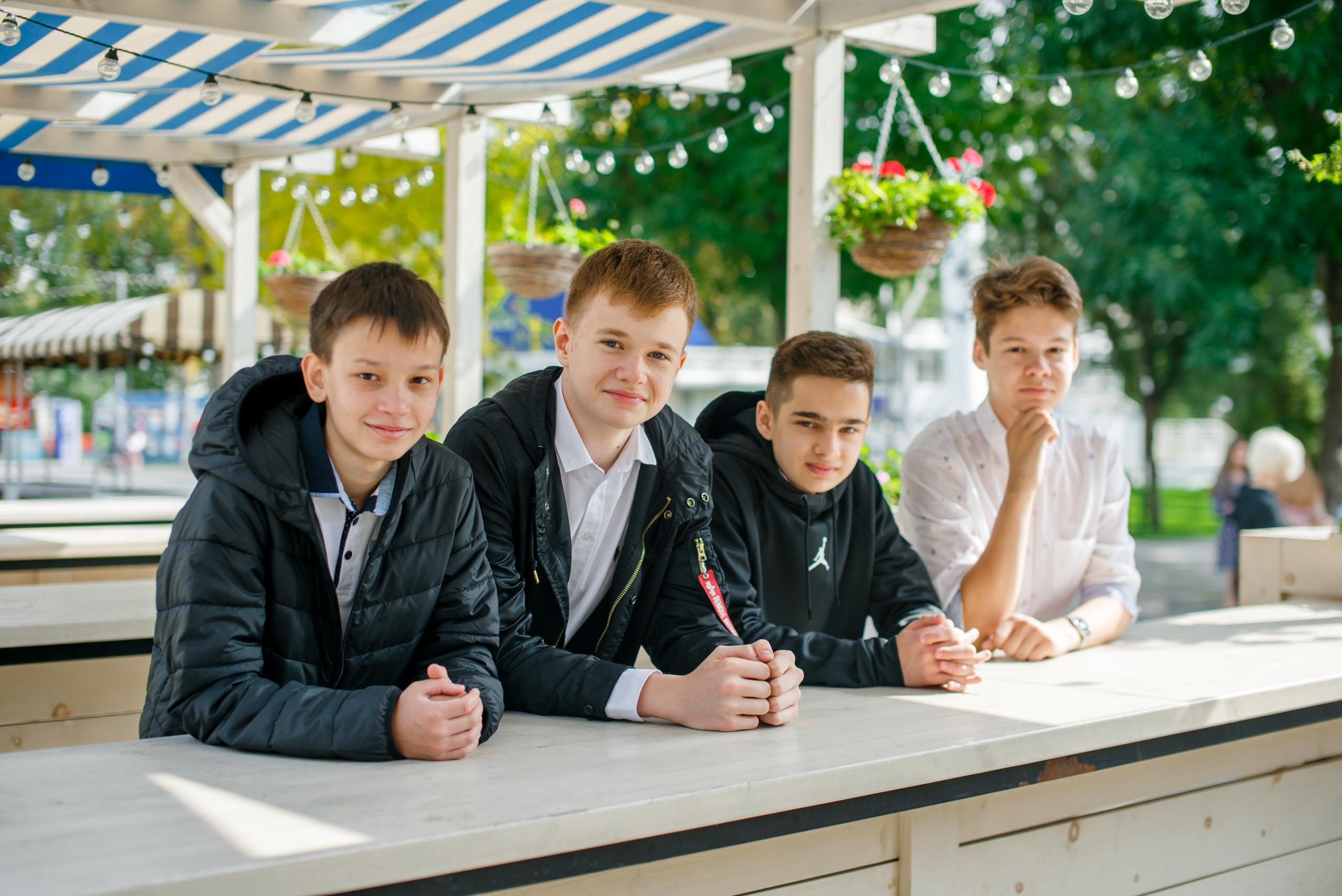 Уличная групповая съёмка. BookVa-выпускные альбомы