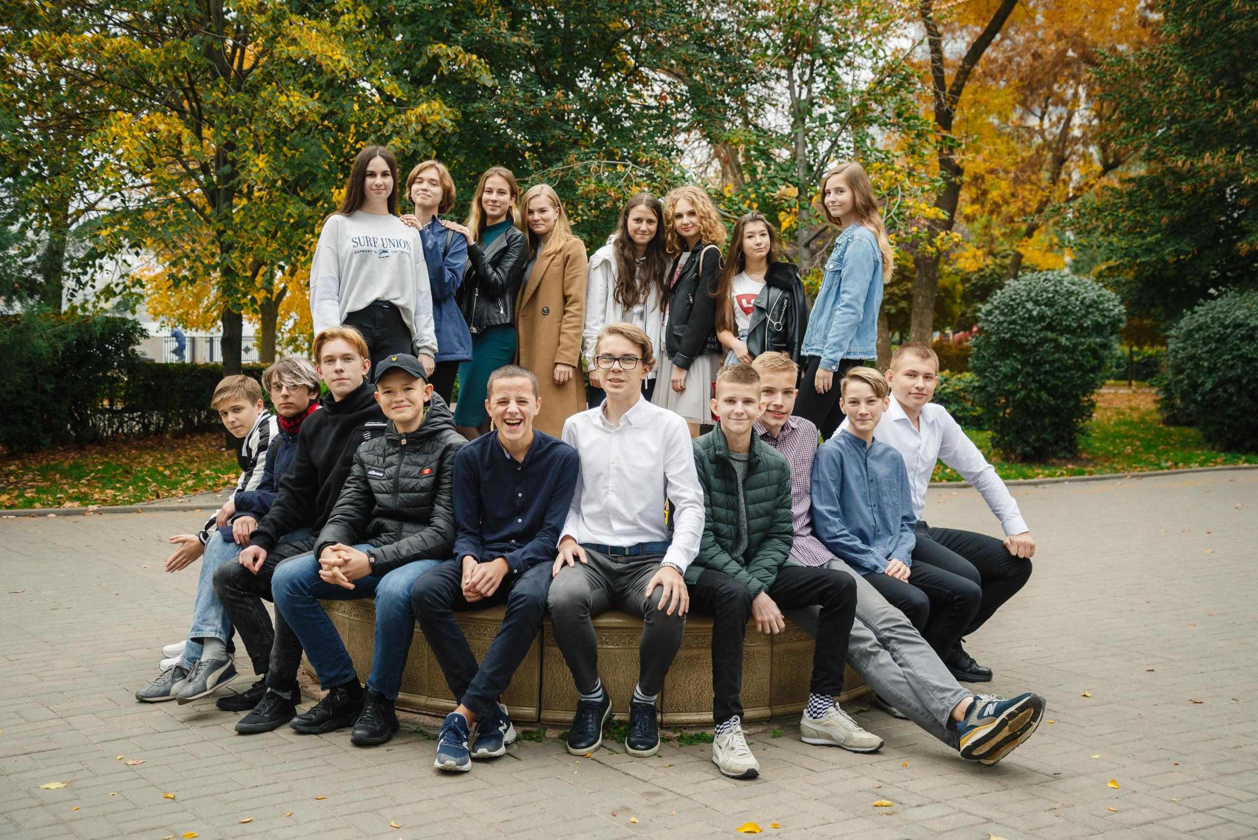 Уличная групповая съёмка. BookVa-выпускные альбомы