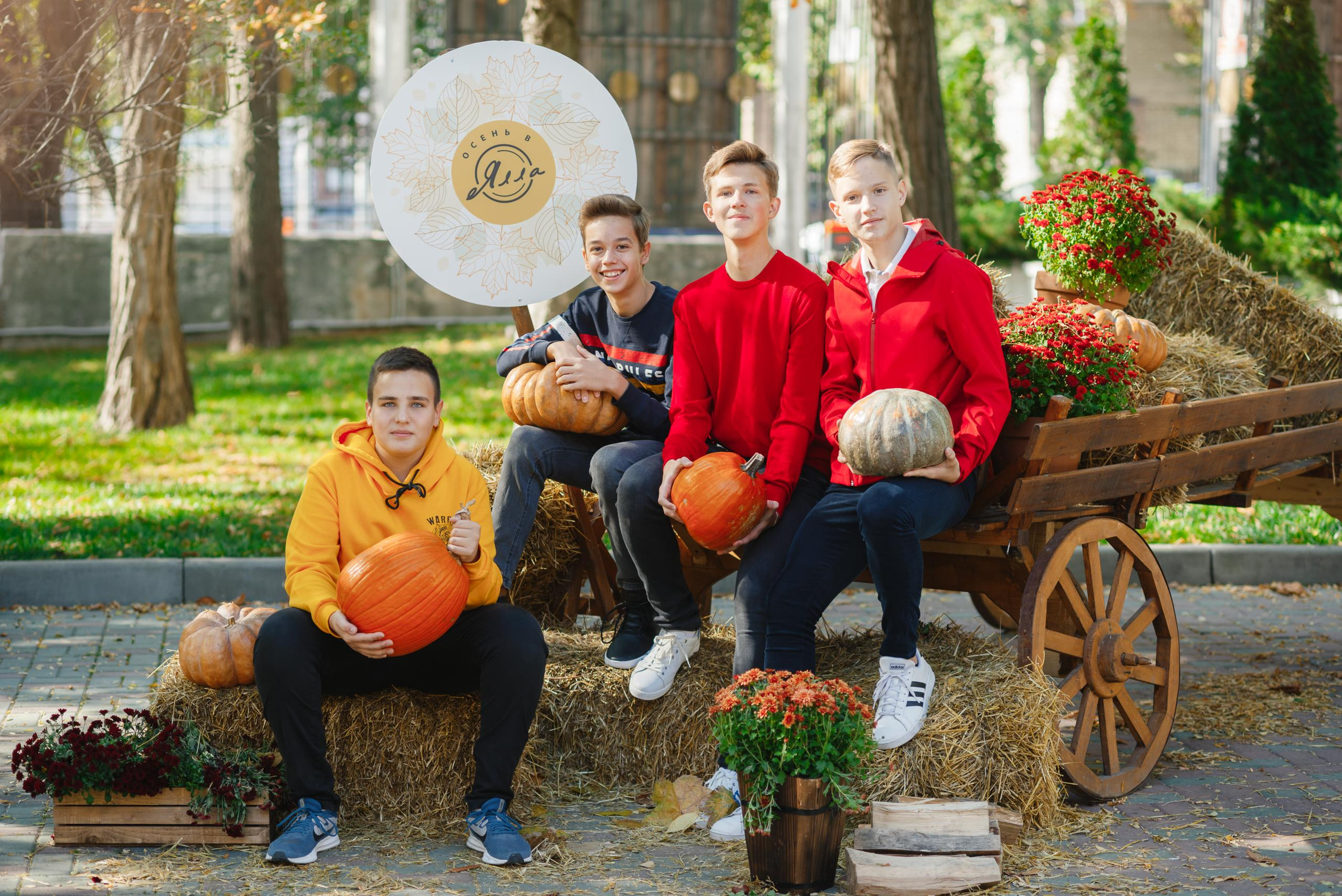 Уличная групповая съёмка. BookVa-выпускные альбомы