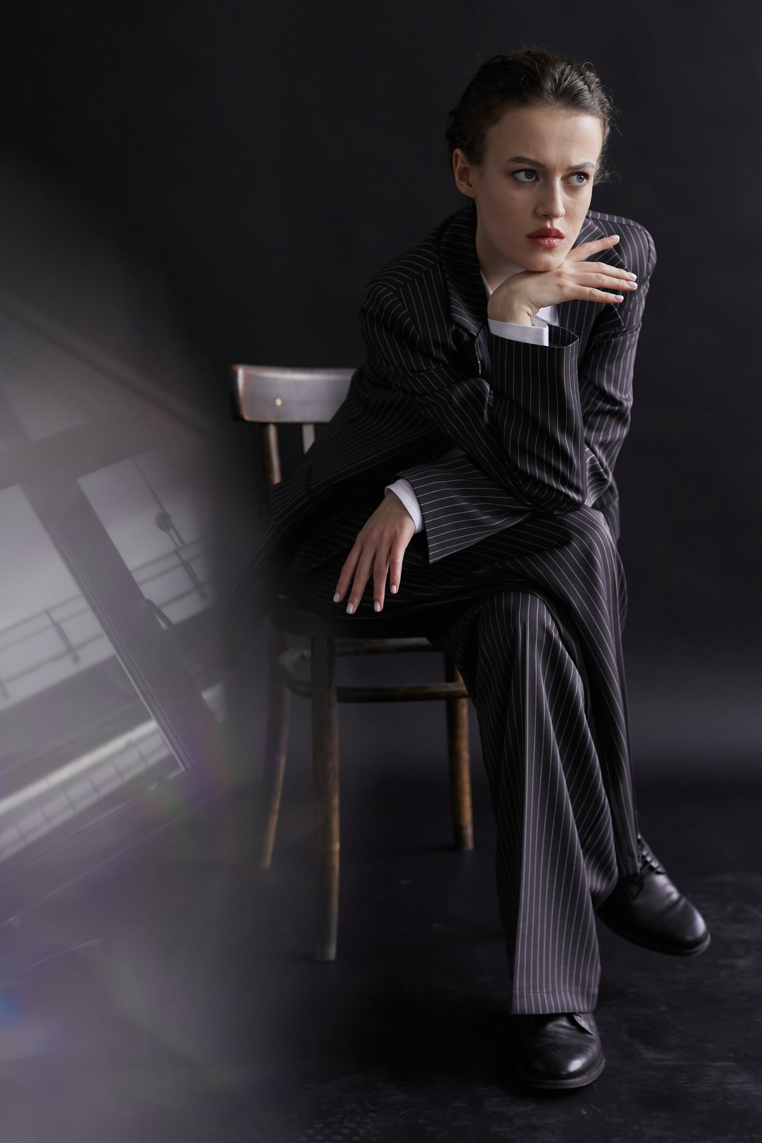 Фотограф в Москве. Студия. Студийный портрет. Девушка в пиджаке. Девушка на стуле на черном фоне. Красивая девушка в мужском костюме. Женский портрет.