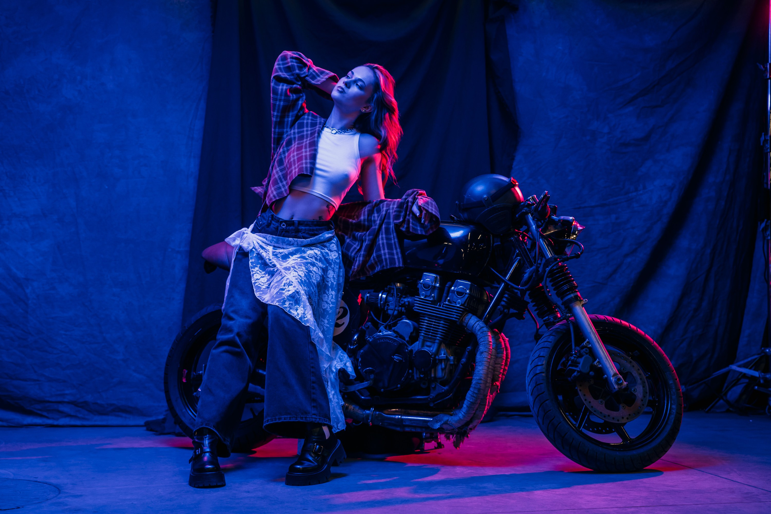 Фотосессия с мотоциклом в студии в Санкт-Петербурге. Свадебный, семейный, портретный, репортажный фотограф в Санкт-Петербурге