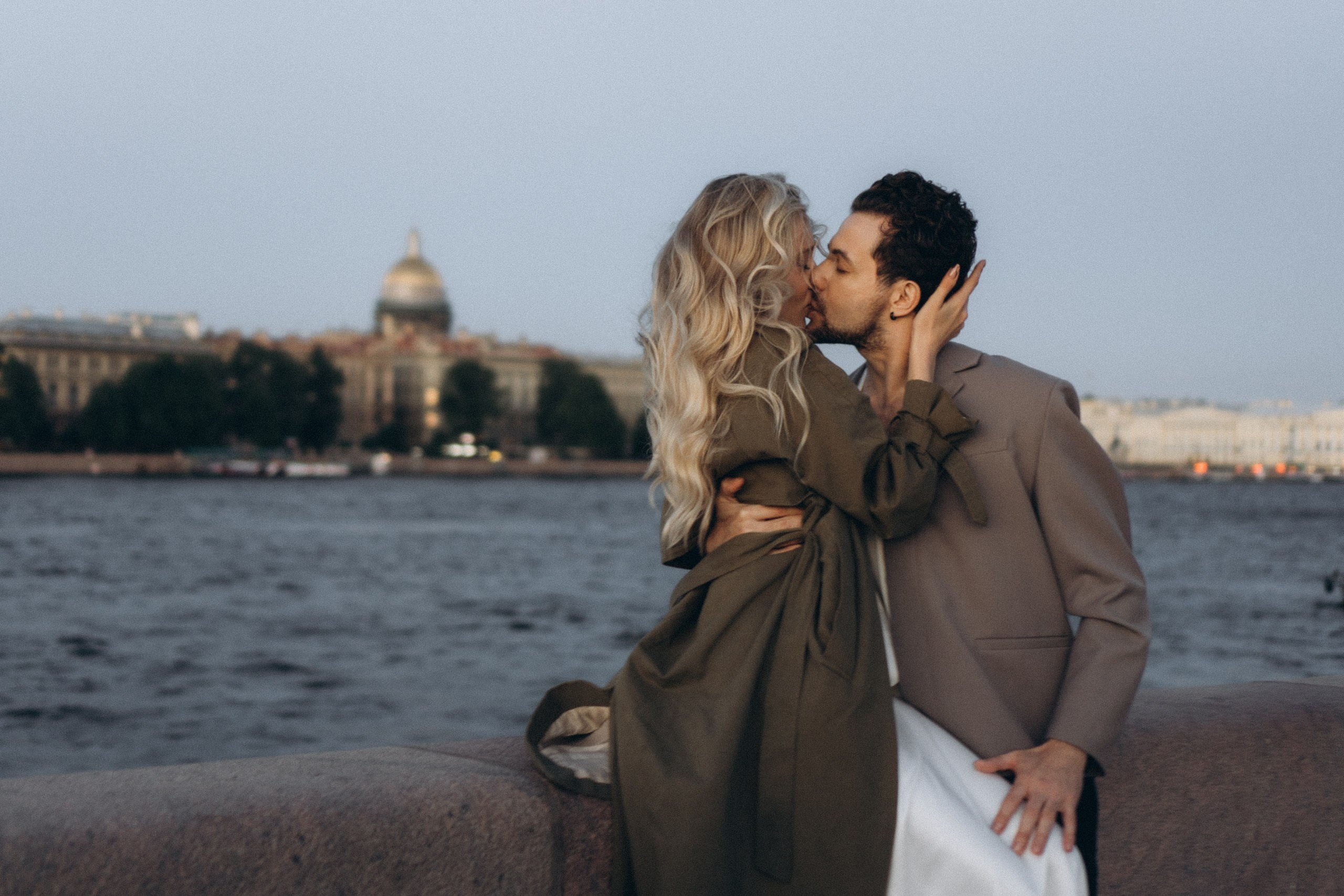 СВАДЕБНАЯ СЬЕМКА ПАРЫ НА РАССВЕТЕ В БЕЛЫЕ НОЧИ И ПРОГУЛКА С РАЗВОДНЫМИ МОСТАМИ И ПИКНИК ВОЗЛЕ ИСАКИЕВСКОГО СОБОРА. Профессиональный фотограф, Санкт-Петербург — Виктория Богомолова