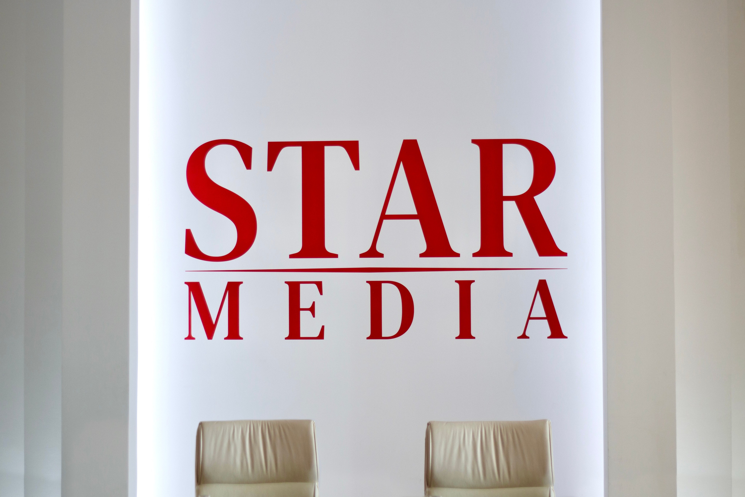 Офис кинопродакшена «StarMedia». Лисенкова Алиса — Фотограф, видеомейкер. Москва