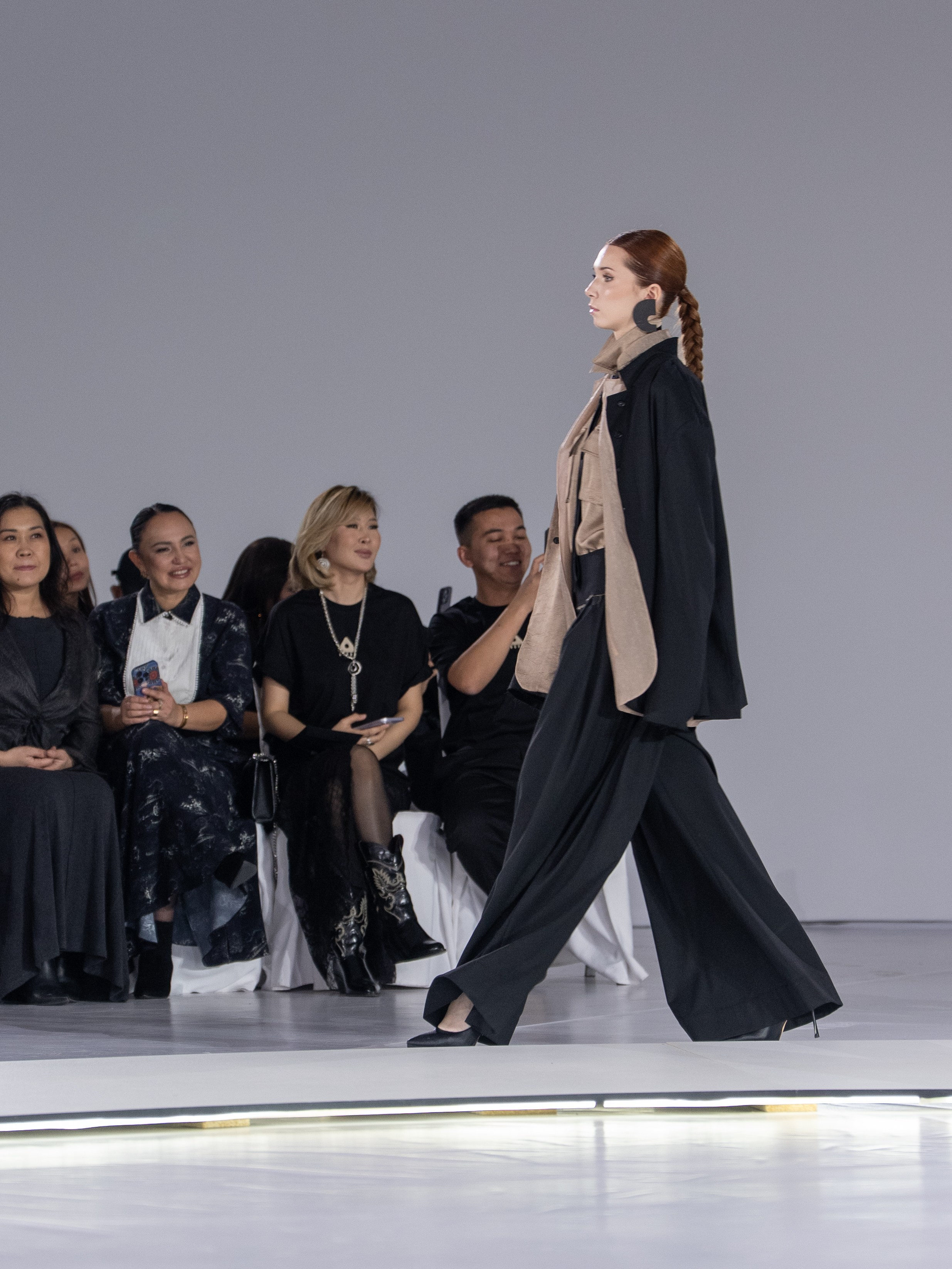 Дизайнер Aida Kaumenova. Сайт Алматинского НЮ АРТ, будуар и фэшн фотографа Дениса Карпенко