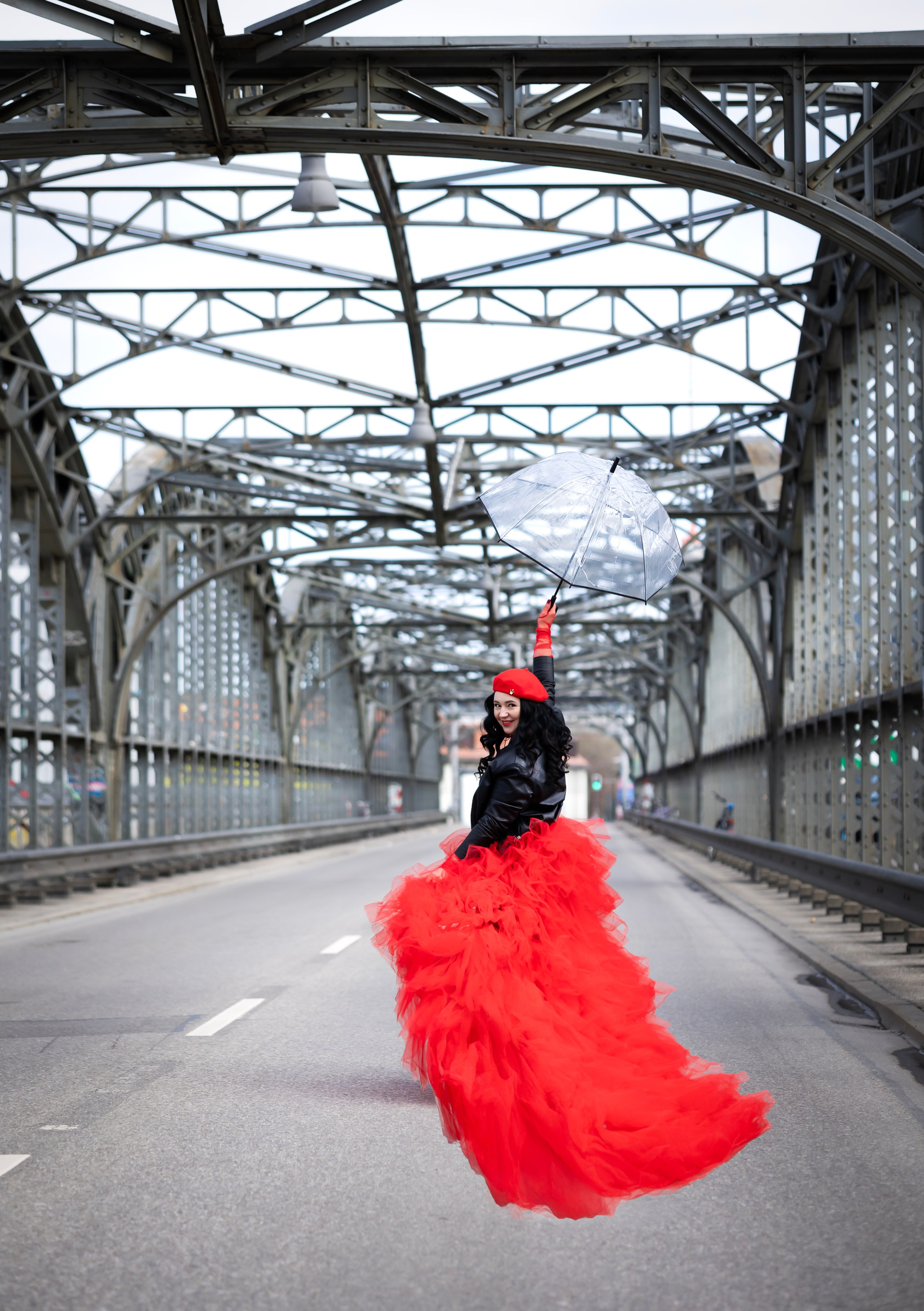 Balloons and red skirt. Photographer in Munich