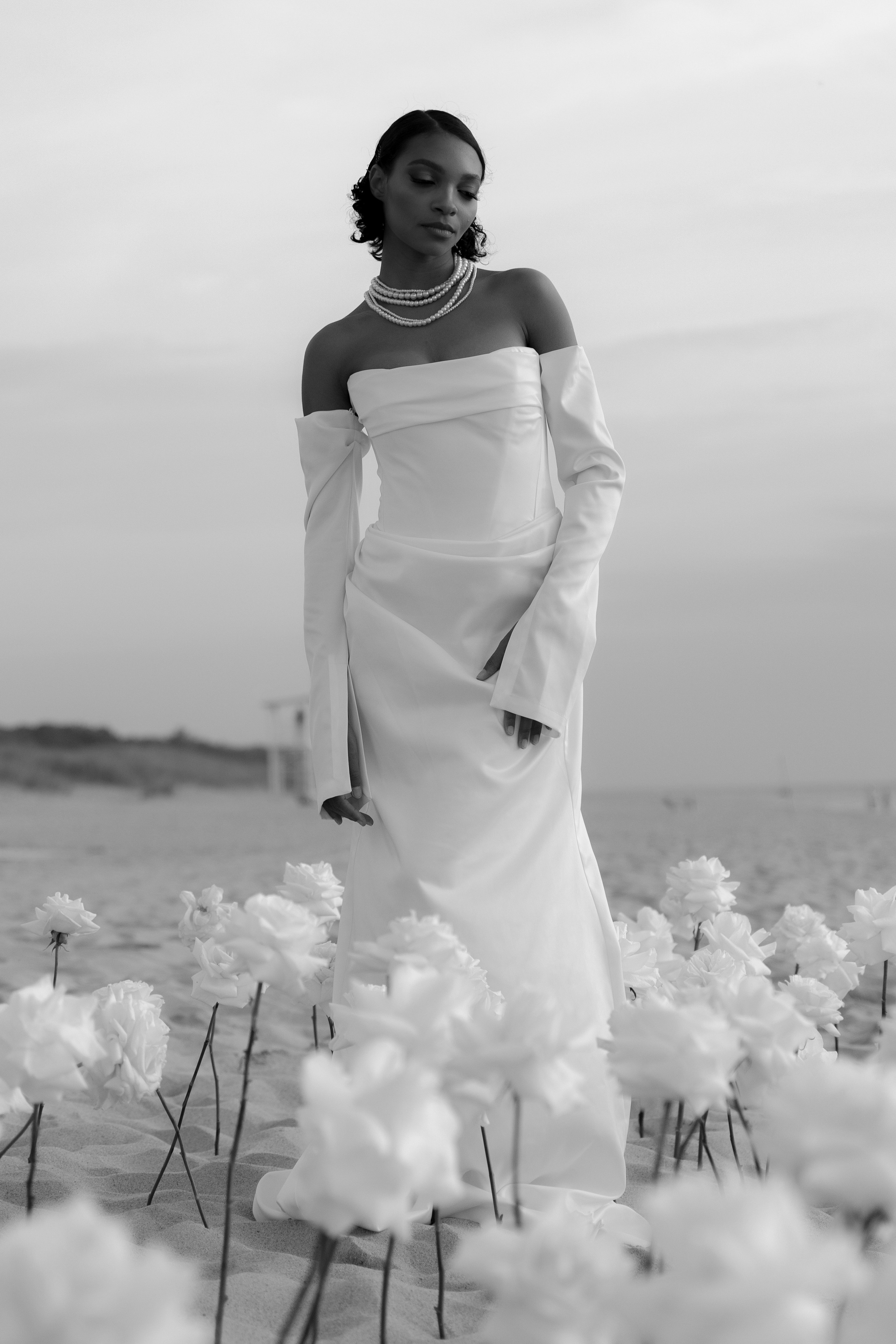 Выездная регистрация на море с белыми розами. Свадебный фотограф Калининград