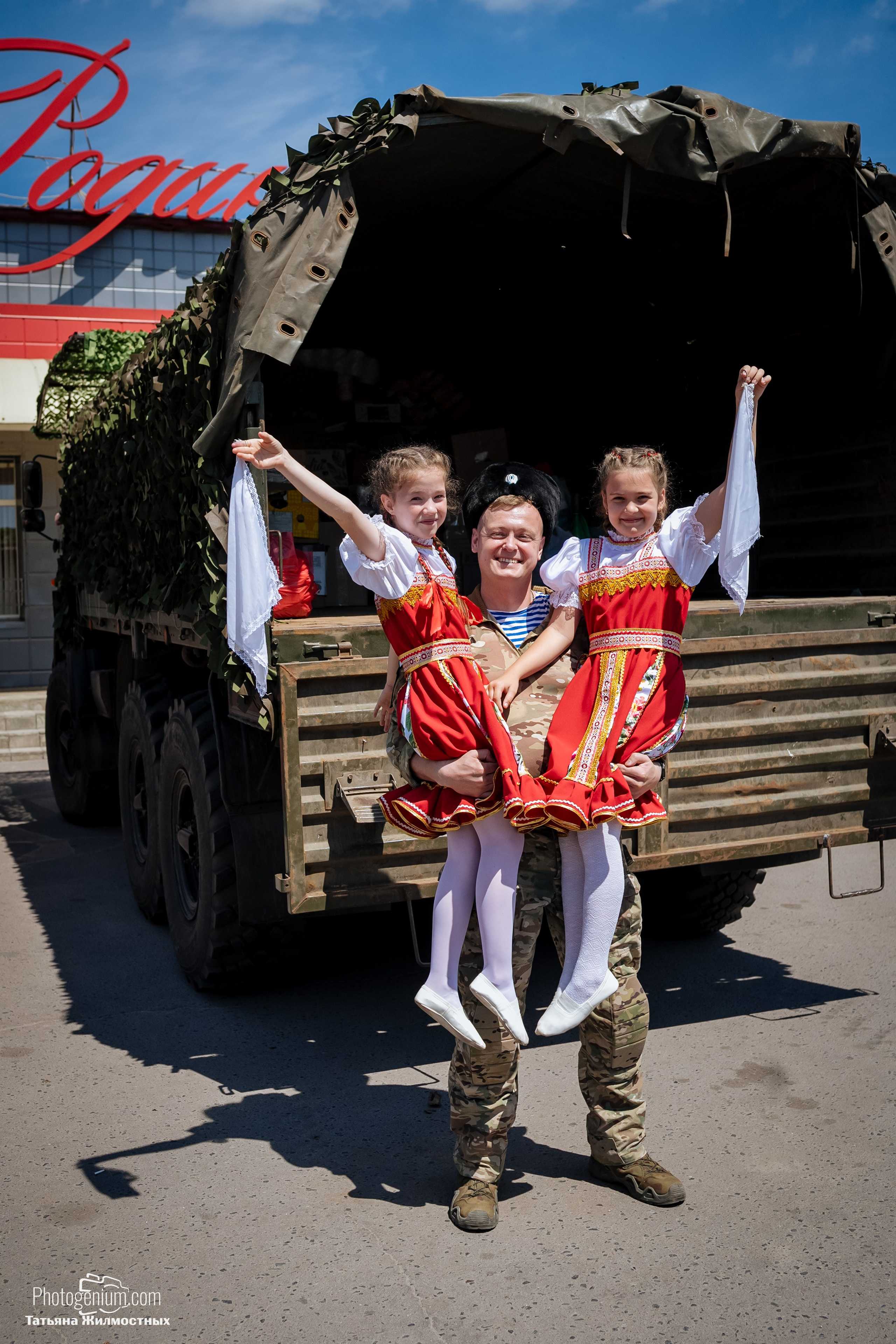 8 июня «Патриоты из Курска» сбор гуманитарной помощи у кинотеатра «Родина». Фотограф Нижний Новгород Татьяна Кейод