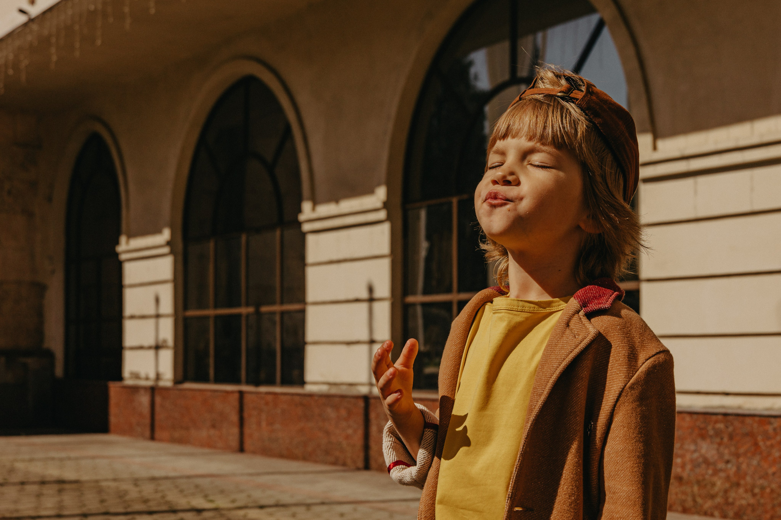 мальчик есть картошку из Макдональдса