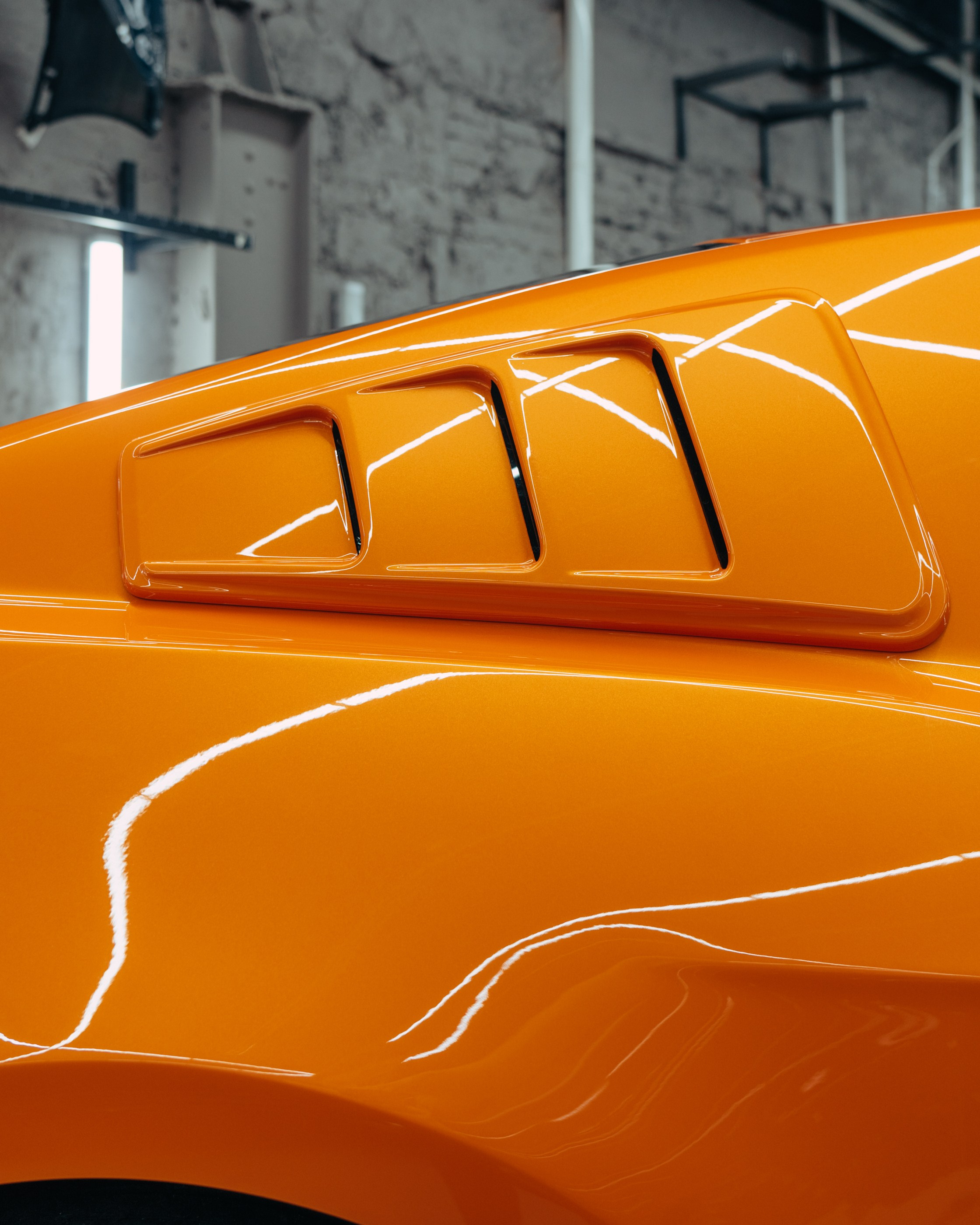 Ford Mustang Roush оранжевый окрас кузова и выкрас полос. DeLorein