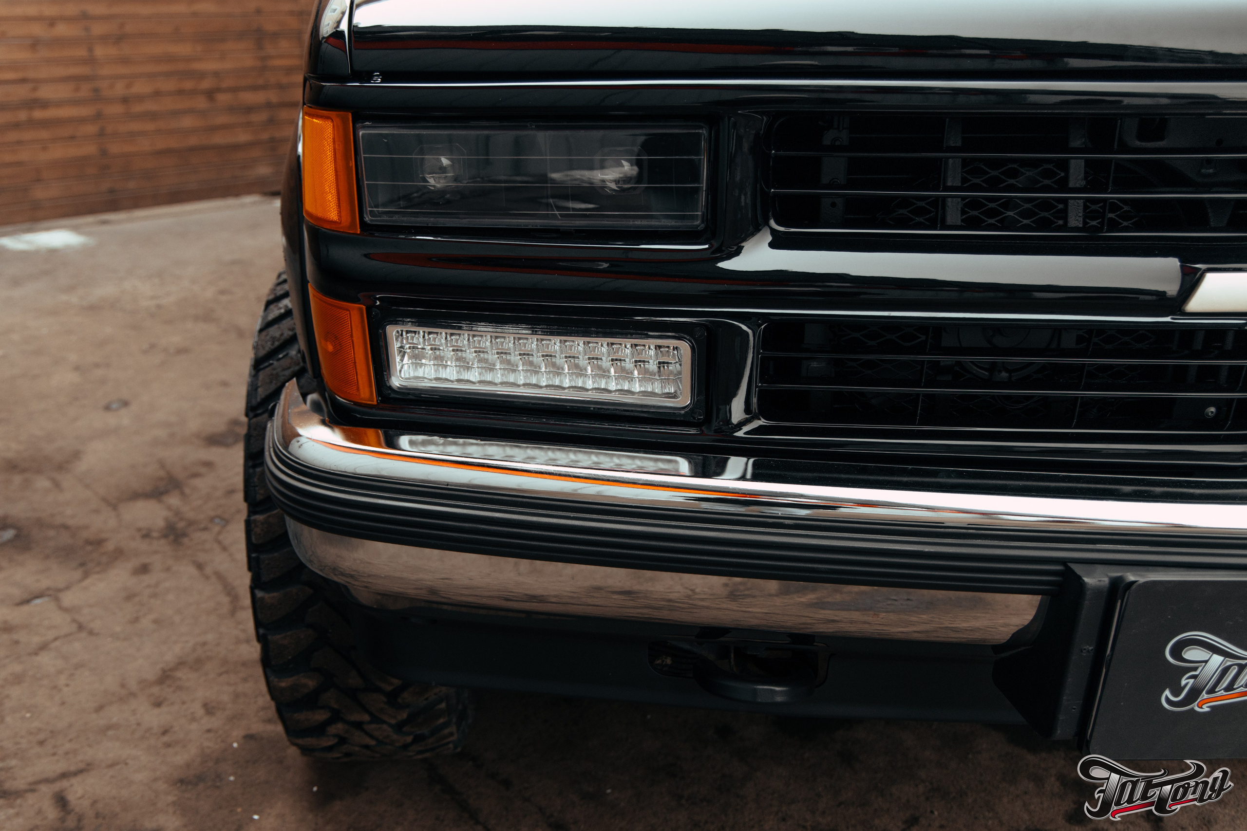 Chevrolet Tahoe I ремонт по кузову и окрас, пошив салона. DeLorein