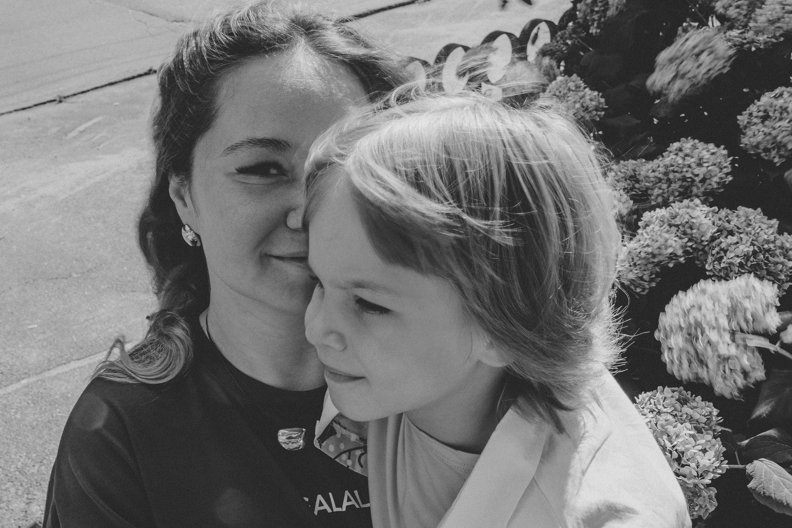 Сын и мама делают селфи на фоне Дома Художников — Рыбинск, август