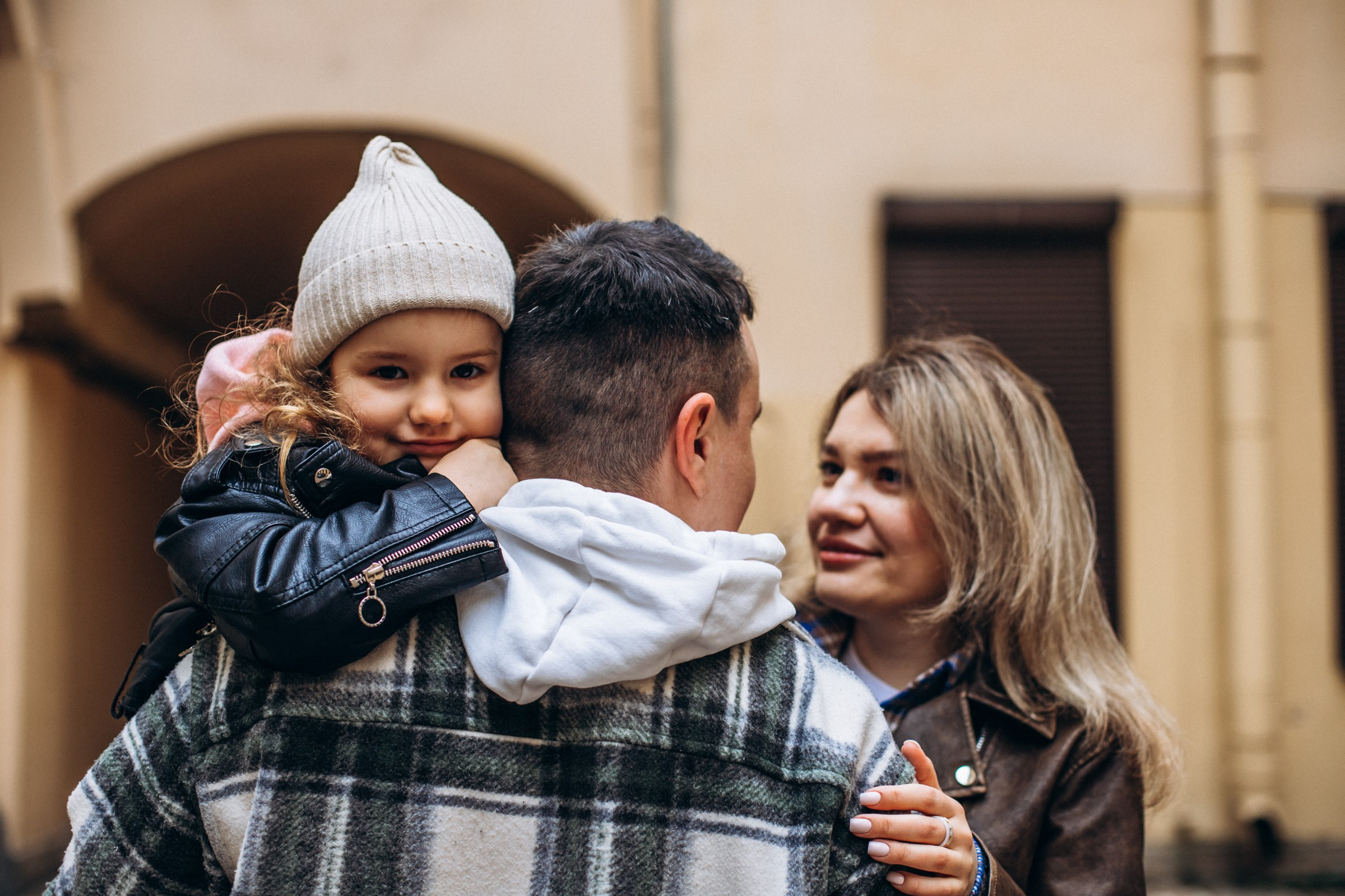 Юлия с семьей в апреле. Фотопрогулка в Петербурге. Индивидуальный и семейный фотограф в Санкт-Петербурге