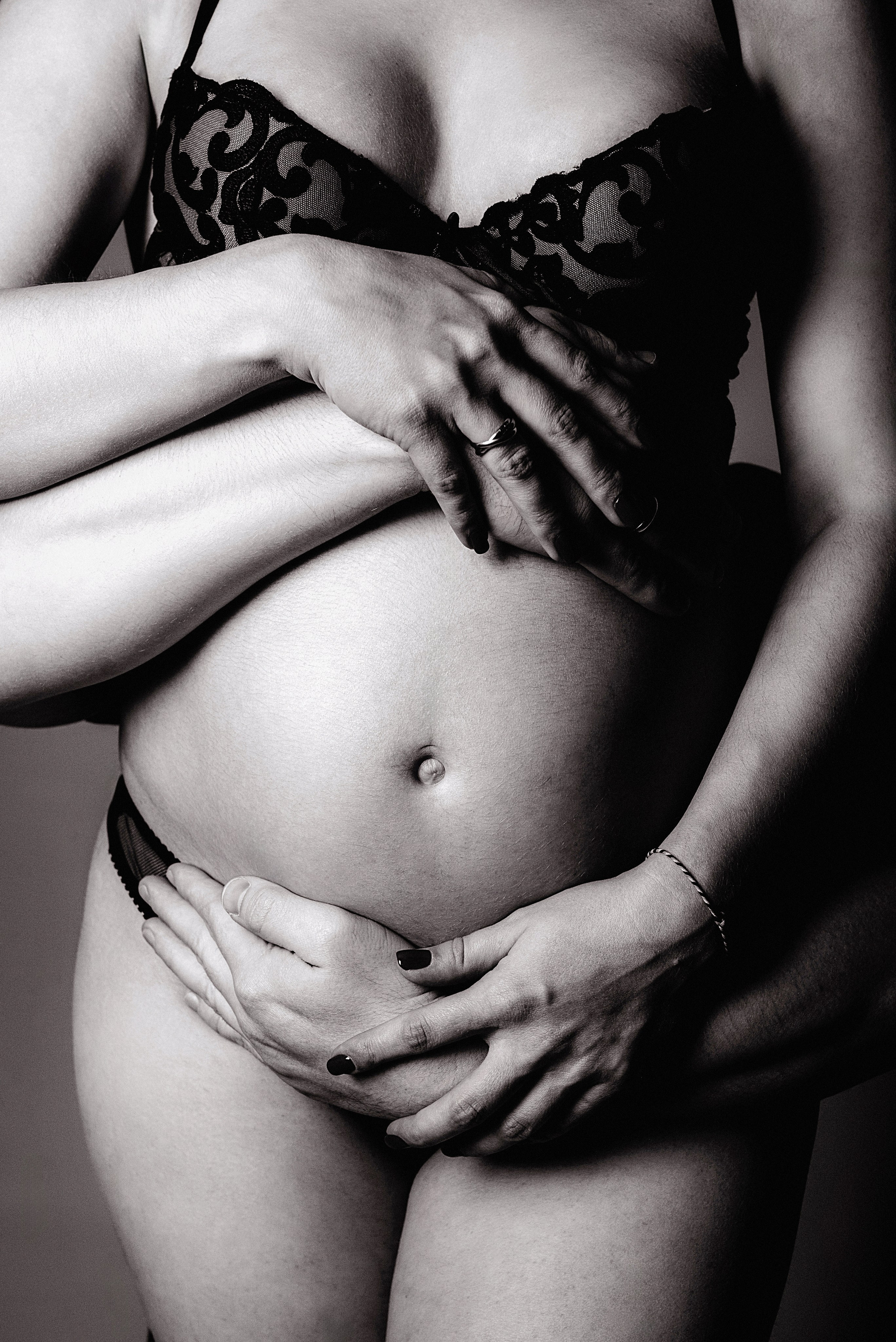 Интимная деталь подчёркивает поддержку партнёра и создаёт эмоциональную глубину, усиливая storytelling на лендинге.