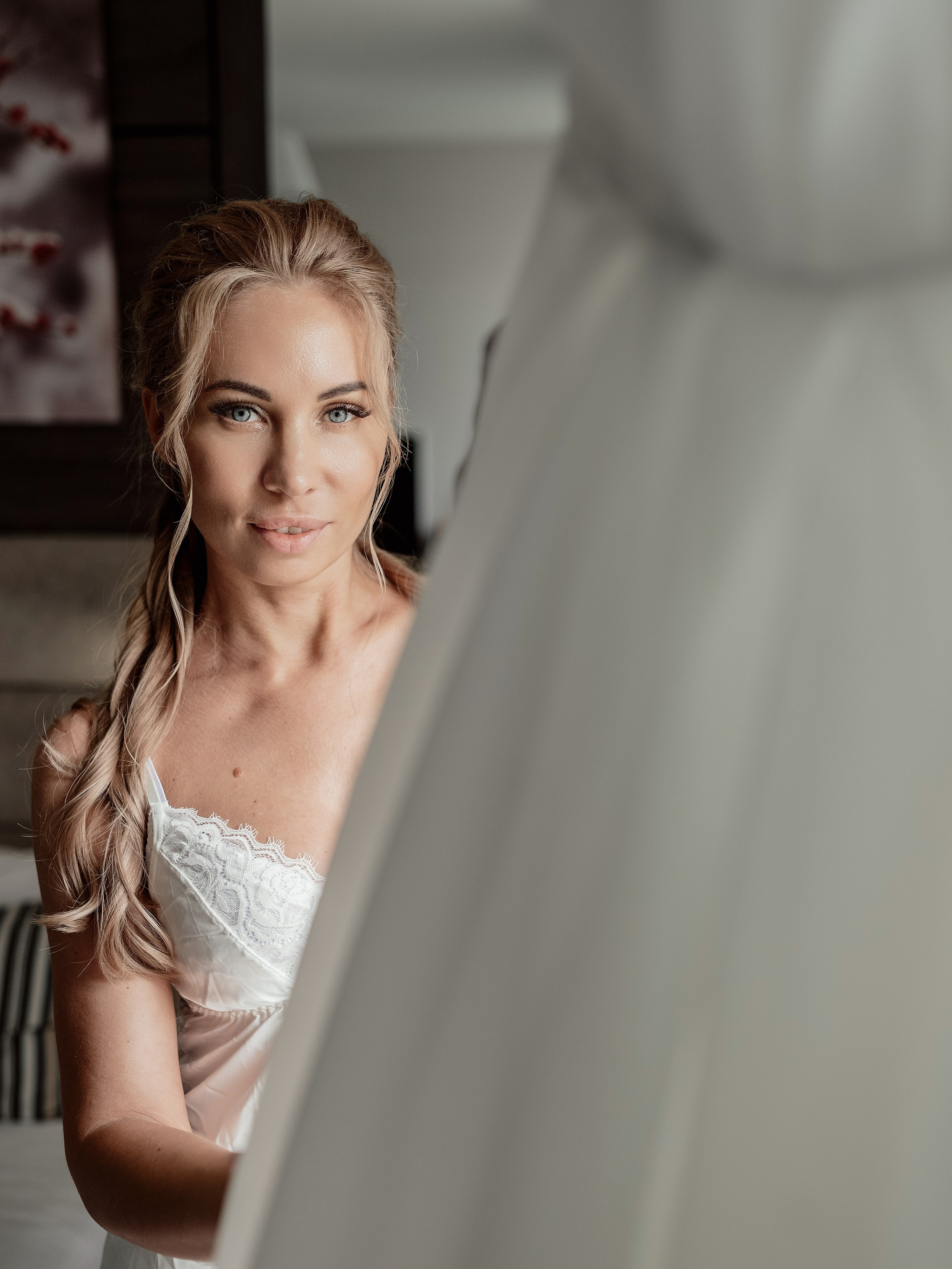 портрет невесты в естественном свете в день свадьбы