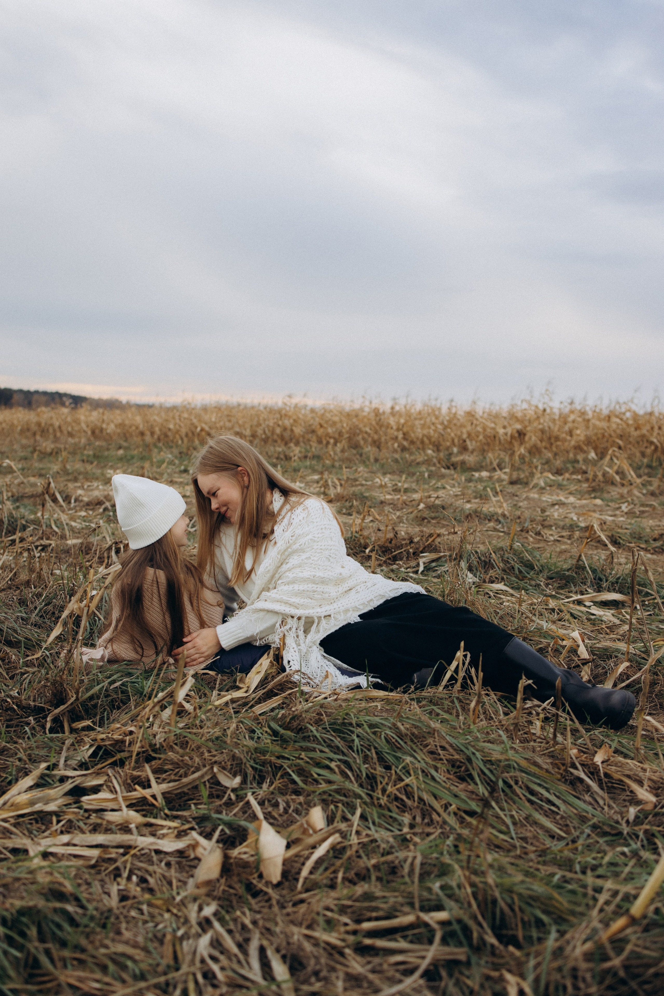 Оля, Ксюша и кукуруза. Фотограф Елена Рябцева