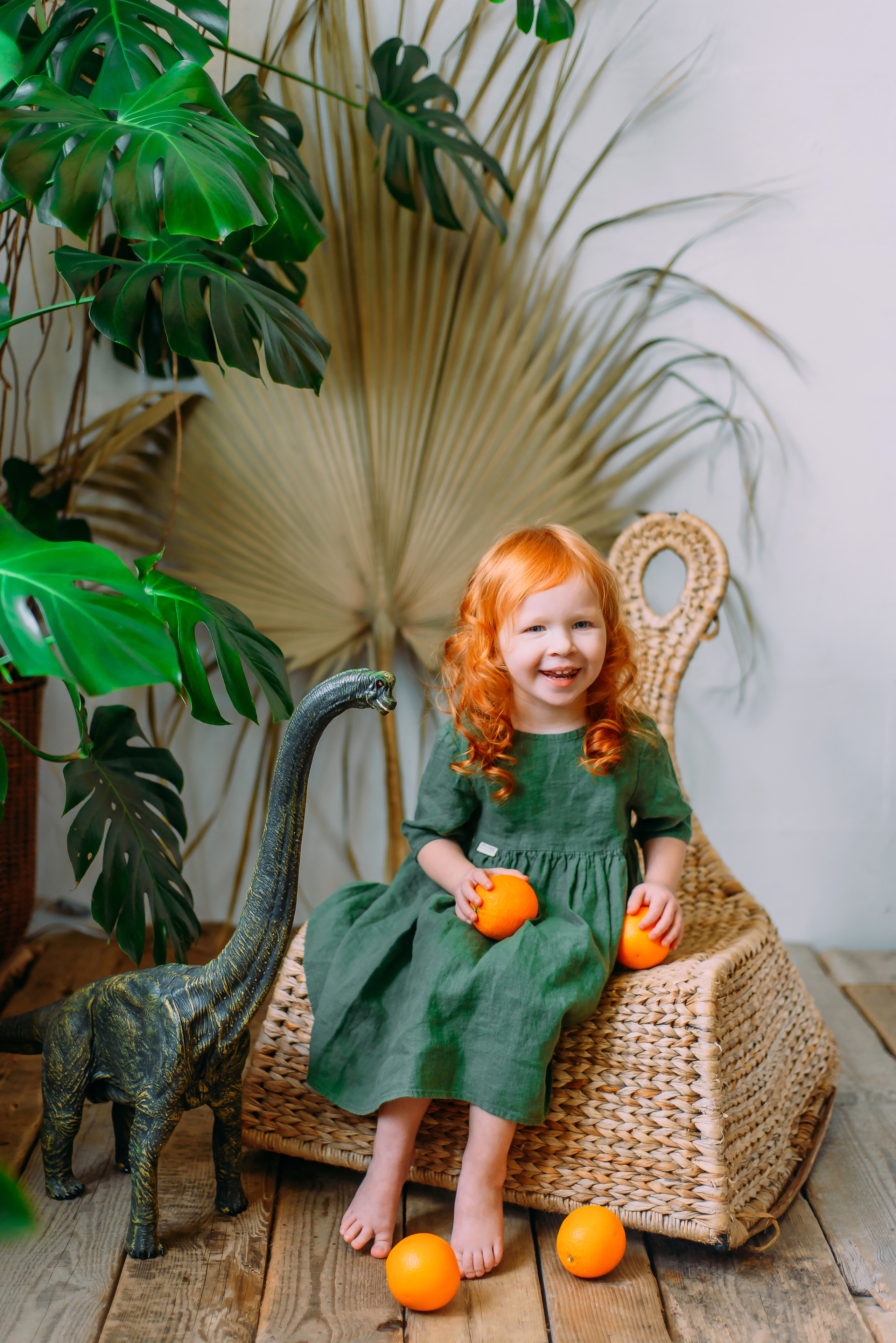 Стася и Алиса с динозаврами. Детский и семейный фотограф Эльмира Веселова