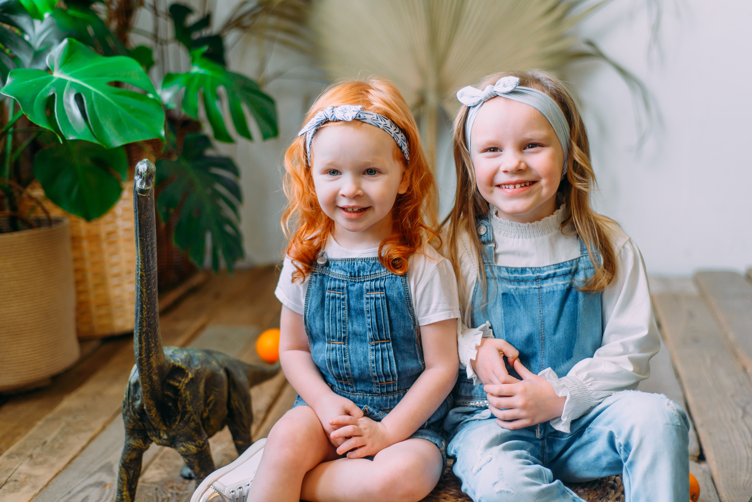 Стася и Алиса с динозаврами. Детский и семейный фотограф Эльмира Веселова