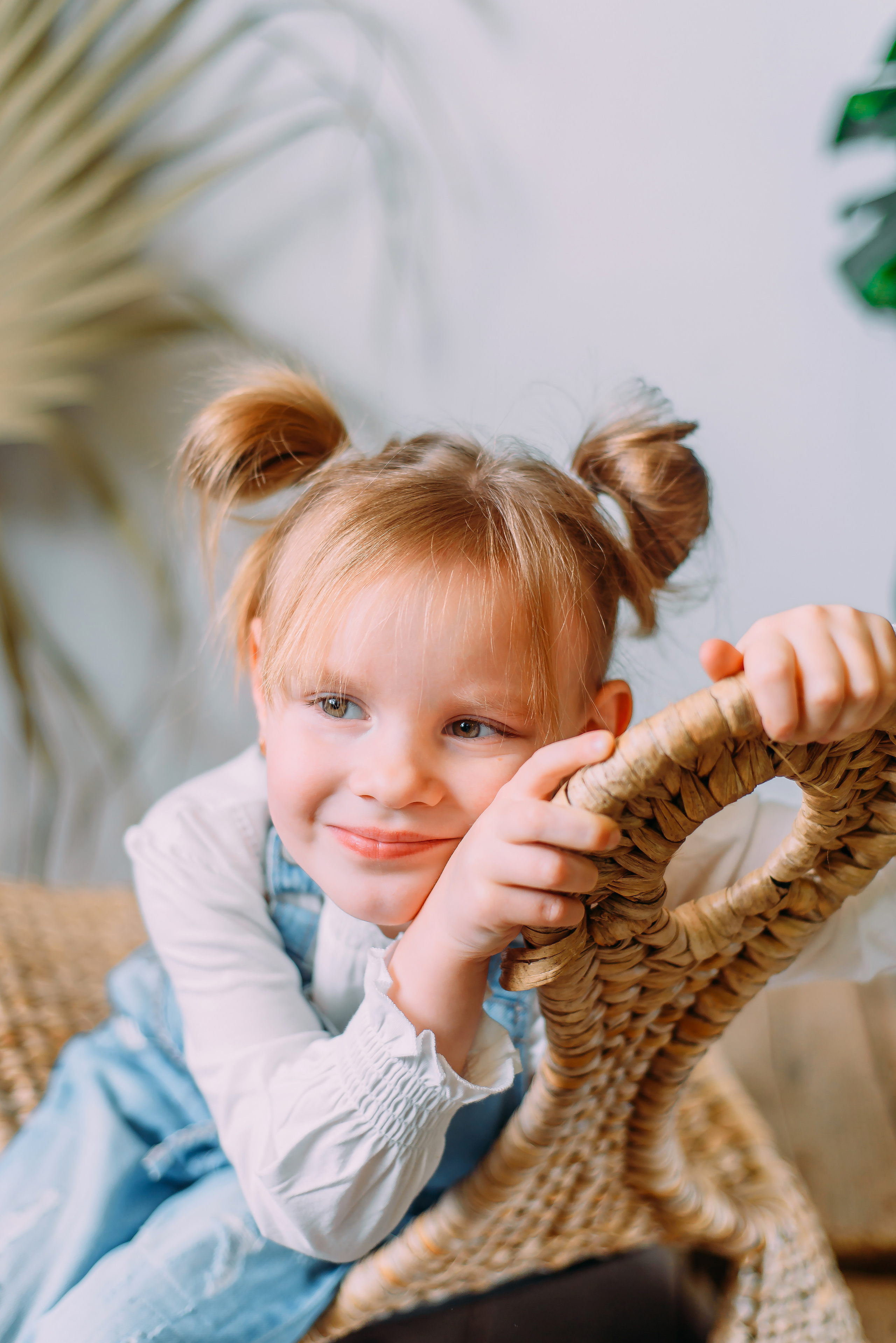 Стася и Алиса с динозаврами. Детский и семейный фотограф Эльмира Веселова
