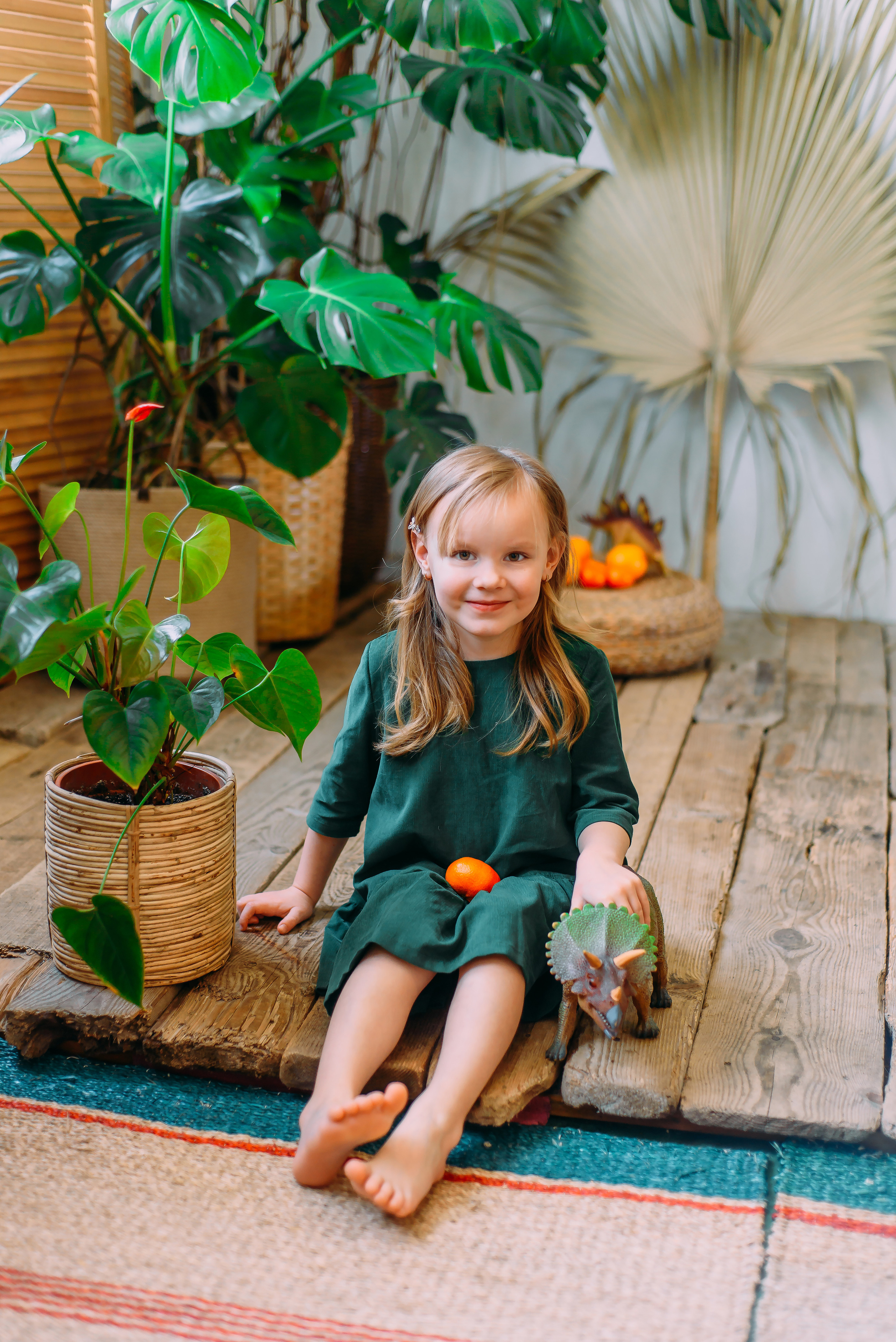 Стася и Алиса с динозаврами. Детский и семейный фотограф Эльмира Веселова