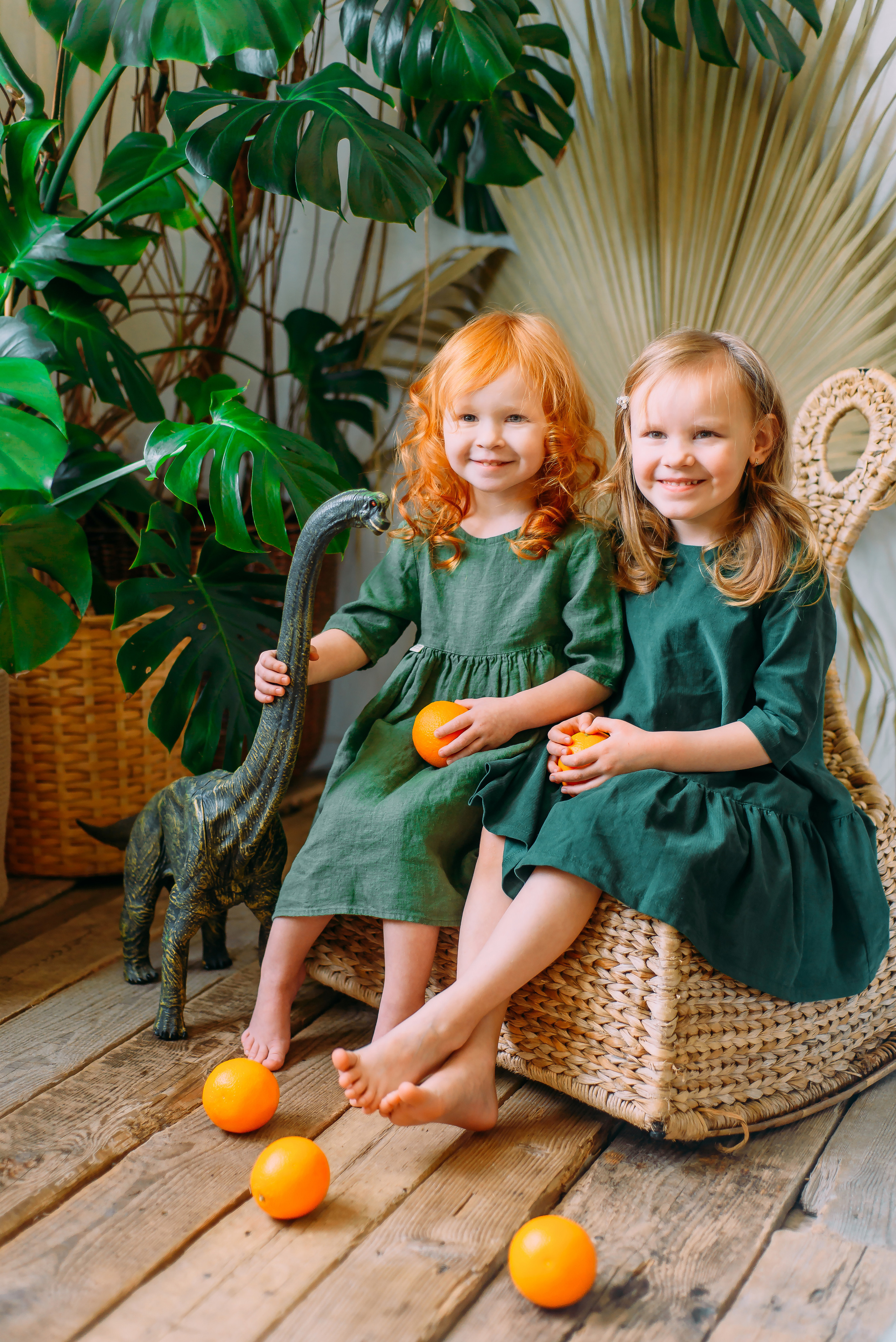 Стася и Алиса с динозаврами. Детский и семейный фотограф Эльмира Веселова