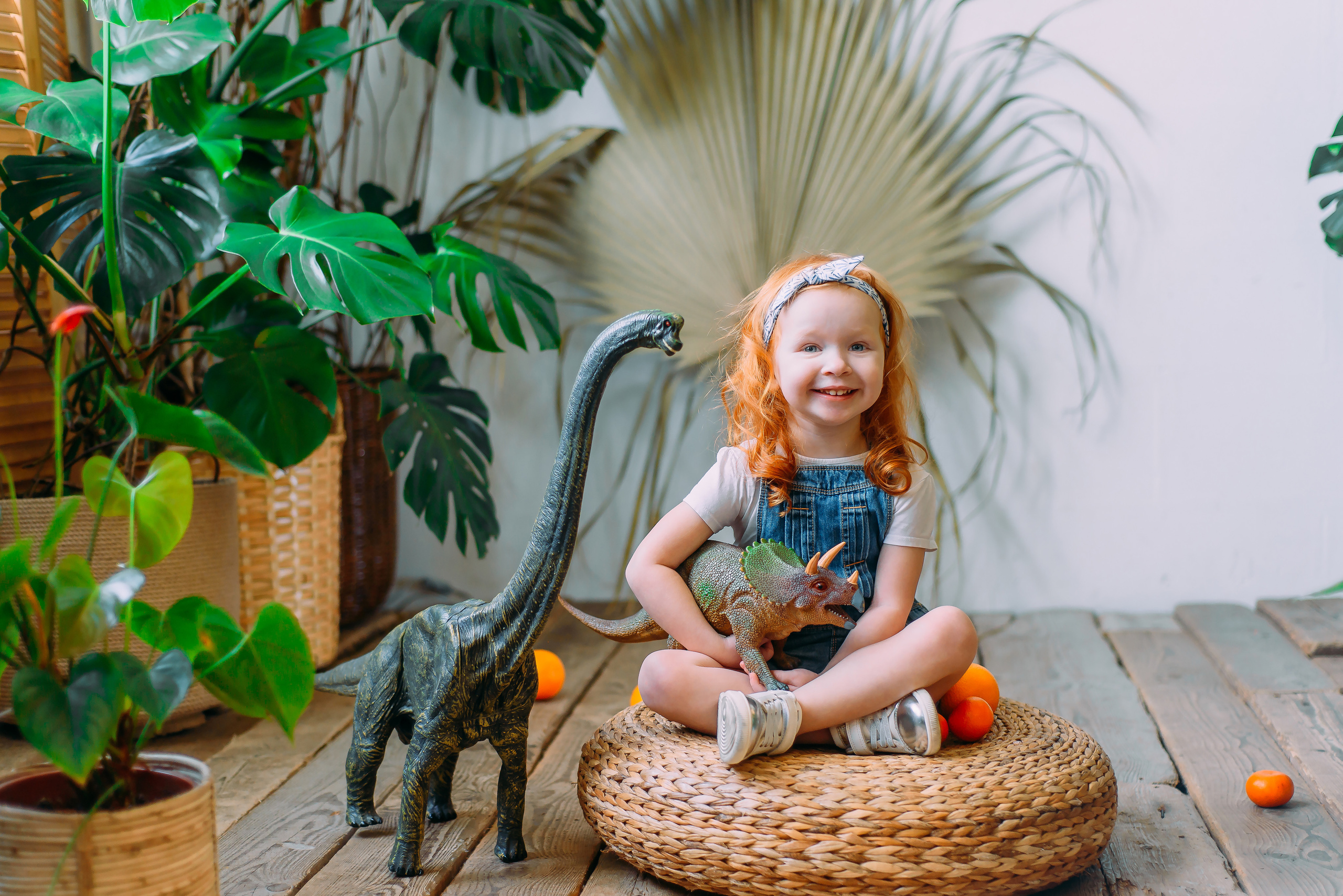 Стася и Алиса с динозаврами. Детский и семейный фотограф Эльмира Веселова