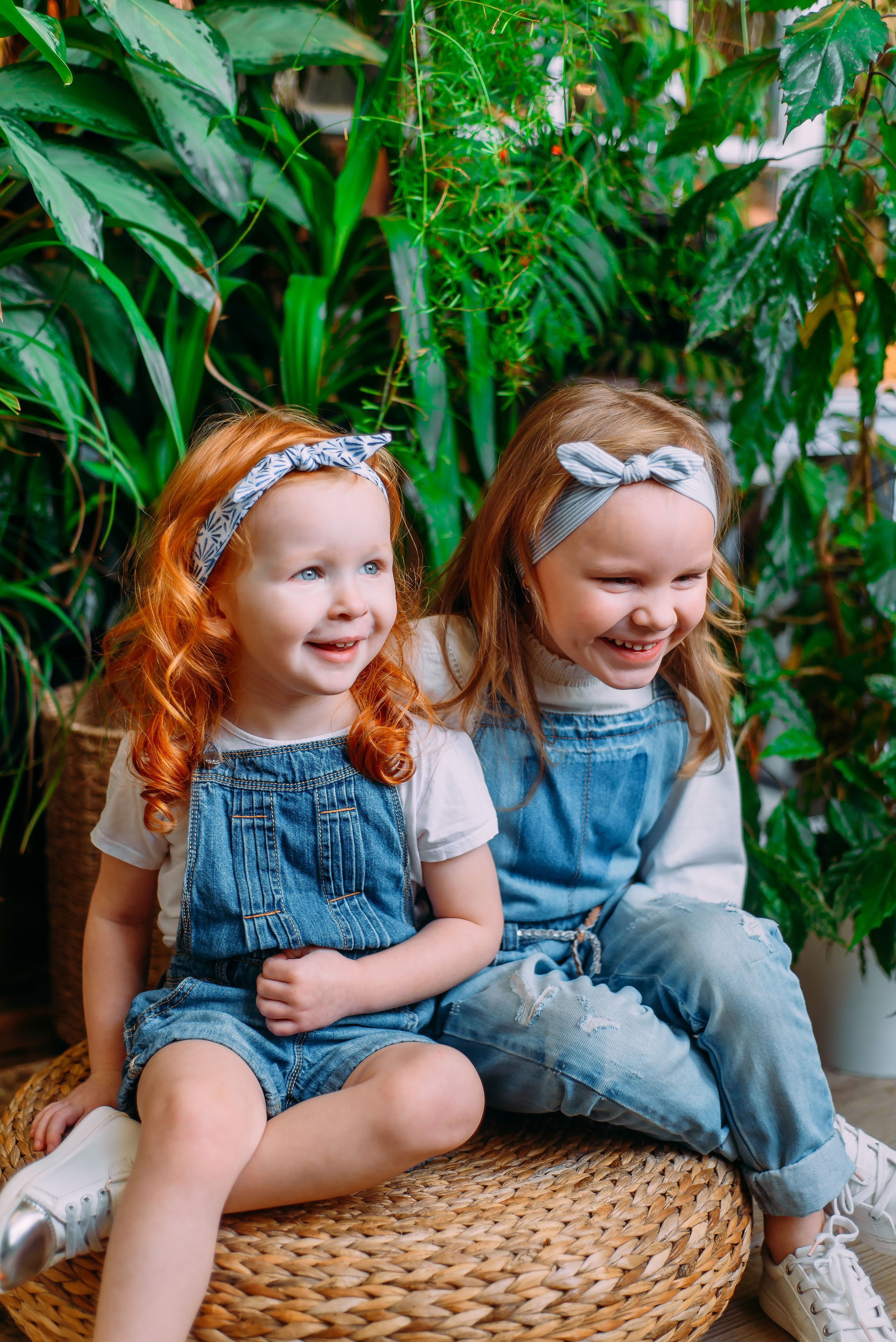 Стася и Алиса с динозаврами. Детский и семейный фотограф Эльмира Веселова