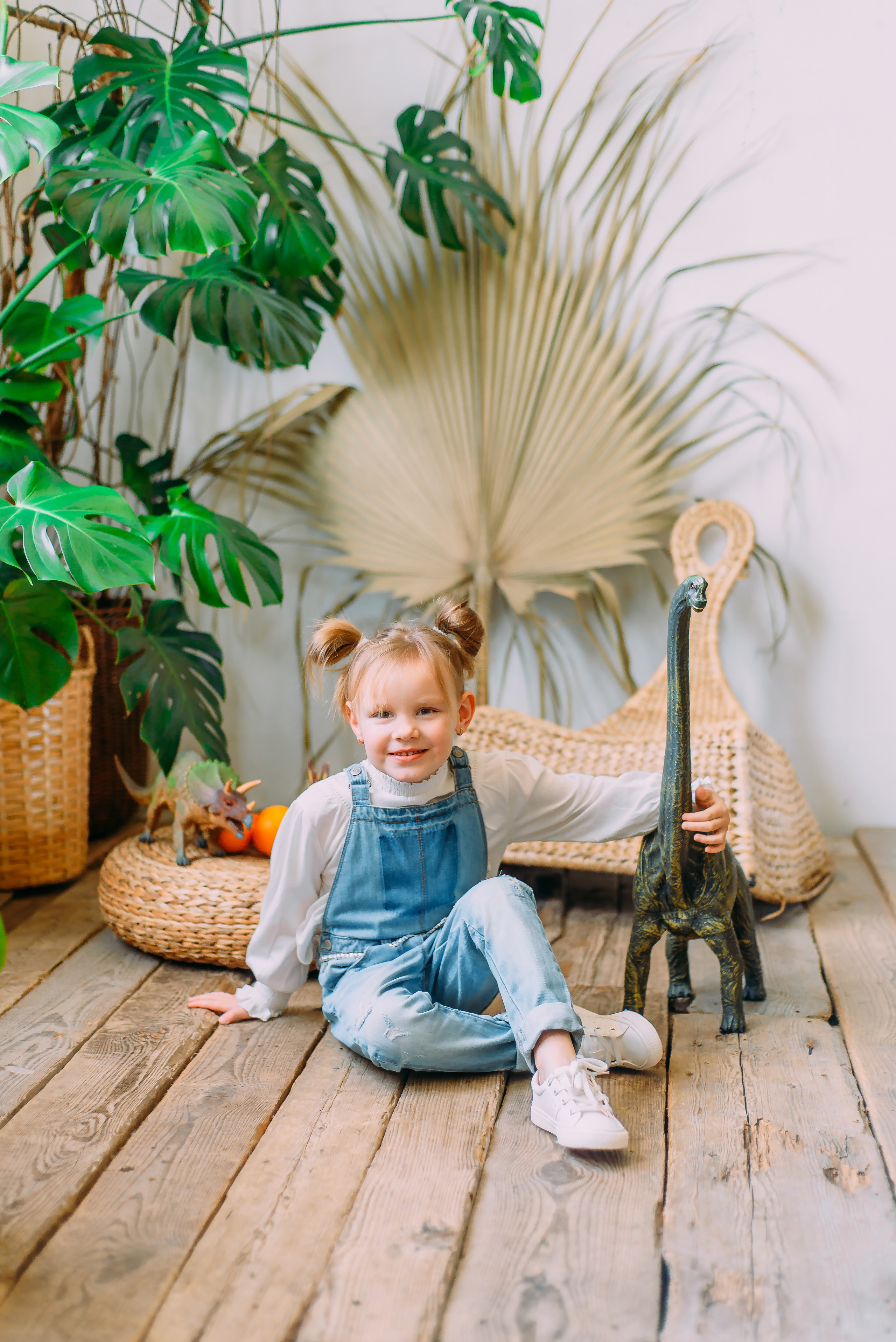 Стася и Алиса с динозаврами. Детский и семейный фотограф Эльмира Веселова