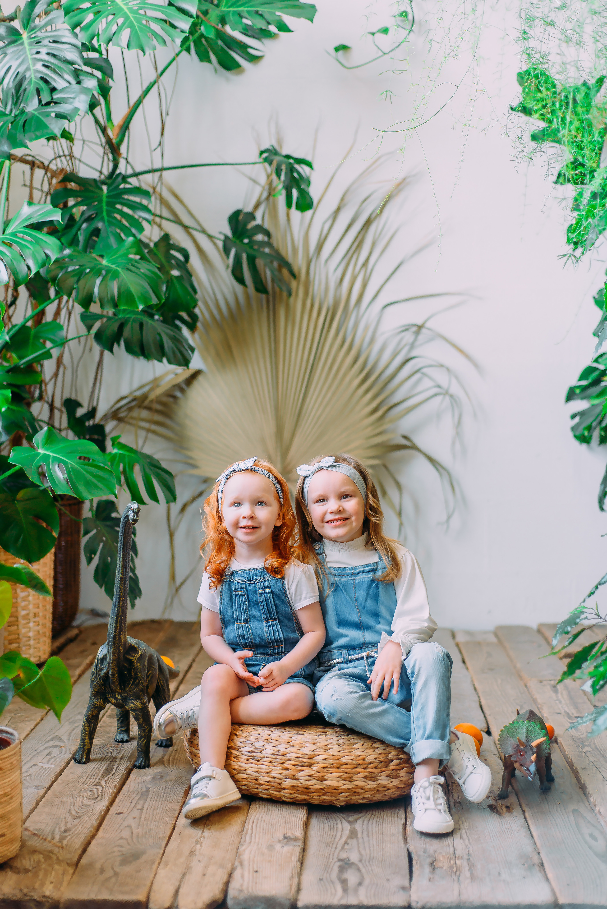 Стася и Алиса с динозаврами. Детский и семейный фотограф Эльмира Веселова