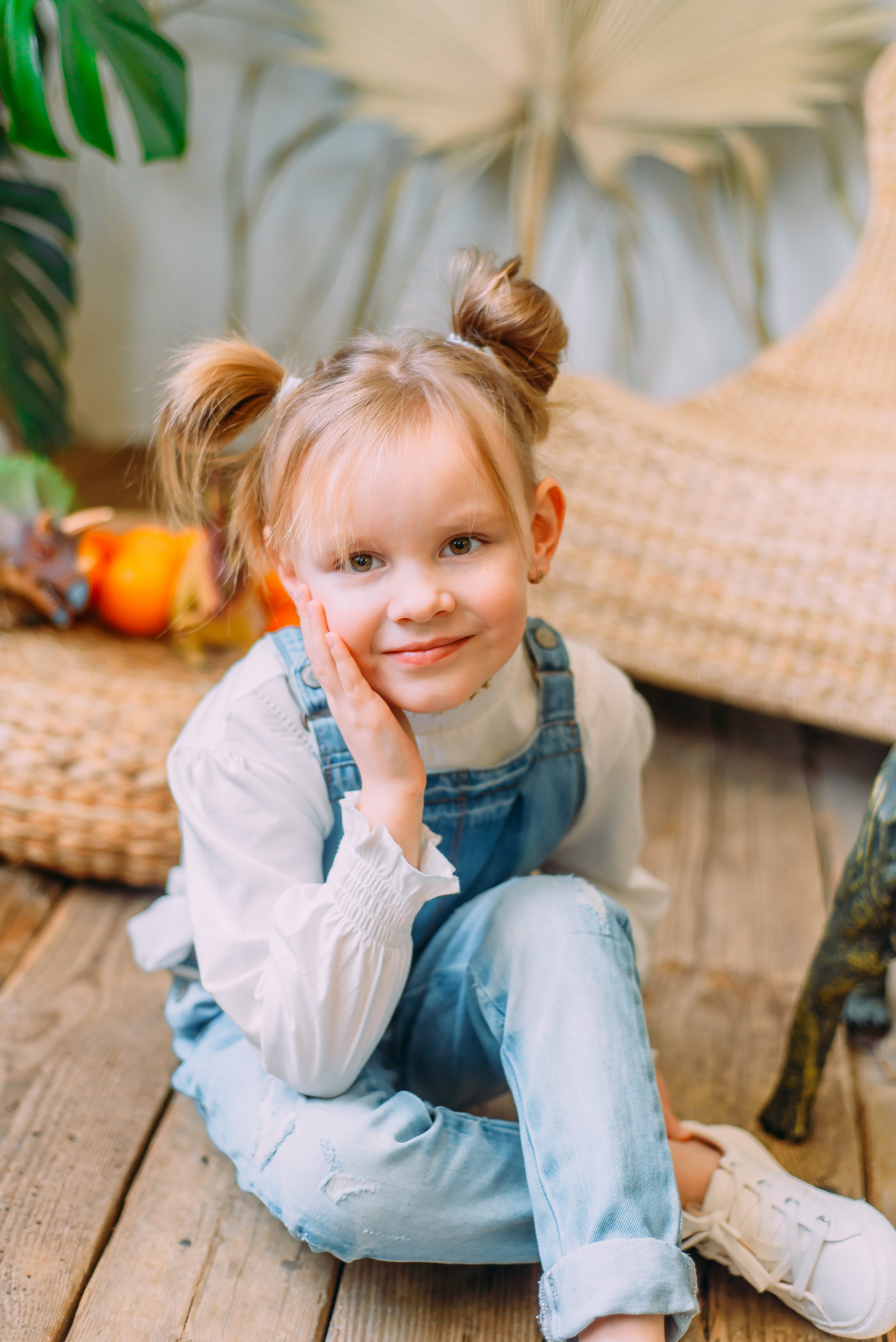 Стася и Алиса с динозаврами. Детский и семейный фотограф Эльмира Веселова