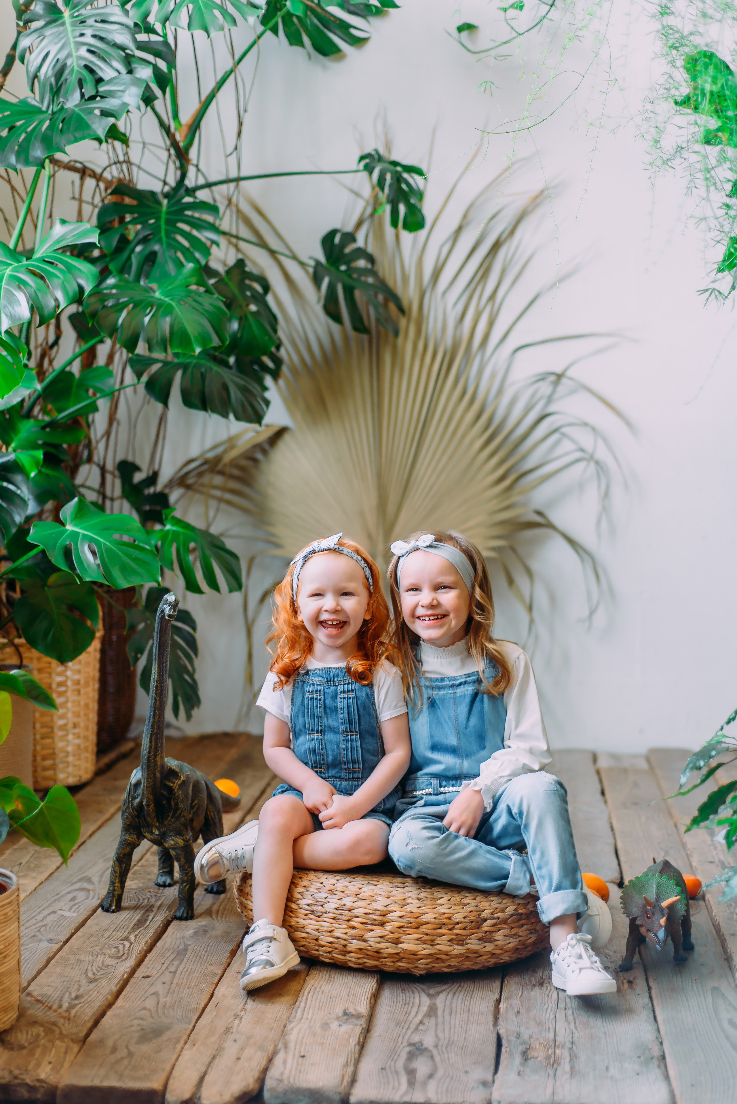 Стася и Алиса с динозаврами. Детский и семейный фотограф Эльмира Веселова