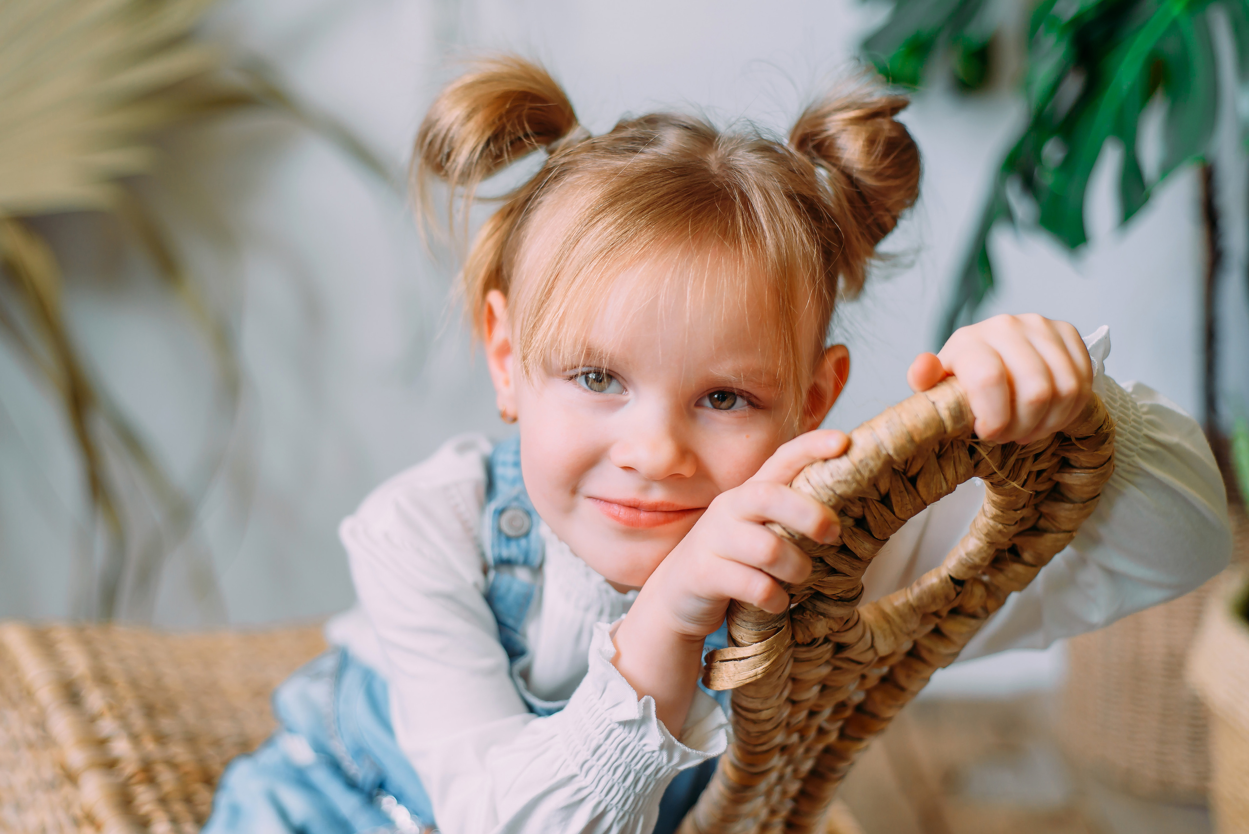 Стася и Алиса с динозаврами. Детский и семейный фотограф Эльмира Веселова