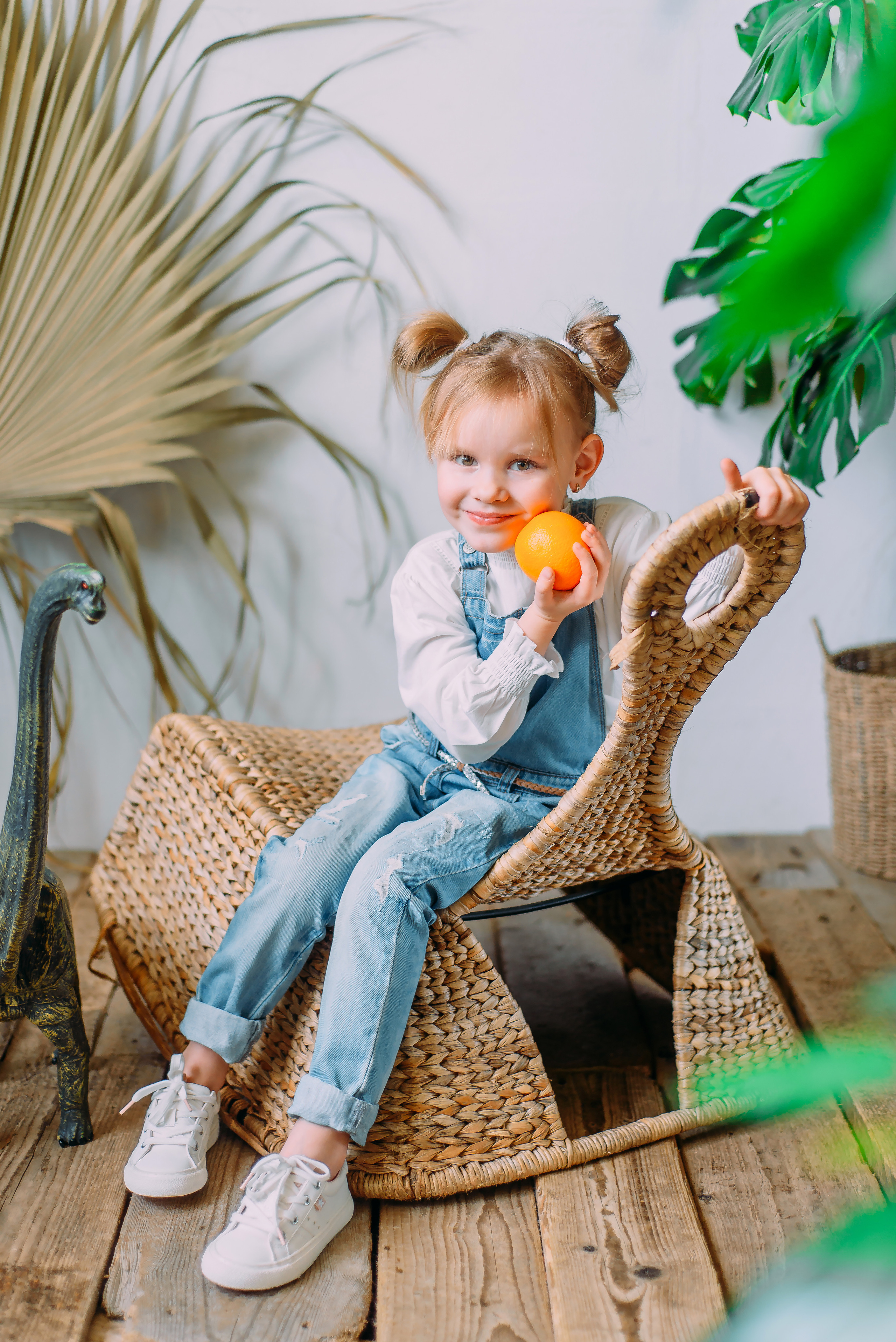 Стася и Алиса с динозаврами. Детский и семейный фотограф Эльмира Веселова