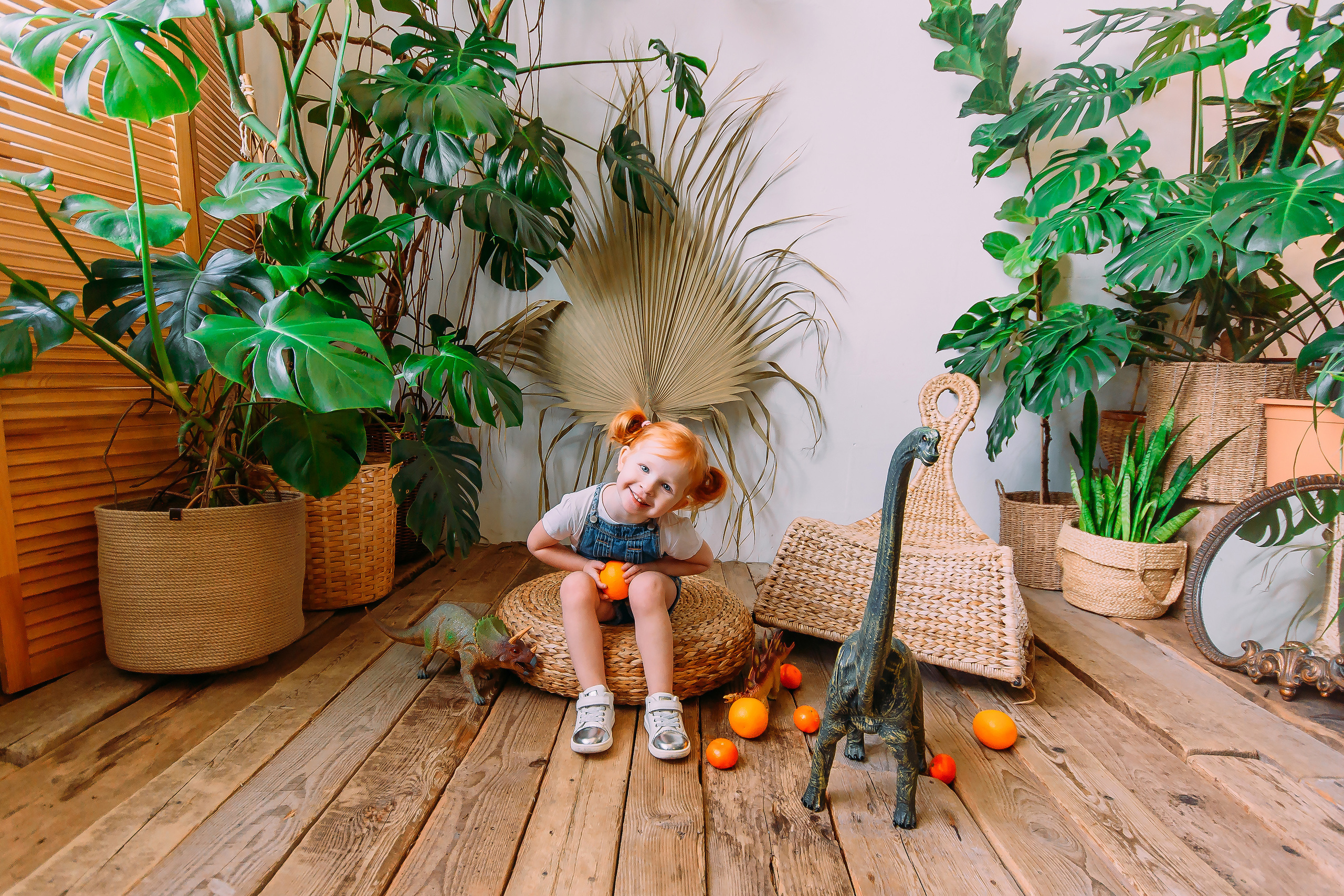 Стася и Алиса с динозаврами. Детский и семейный фотограф Эльмира Веселова