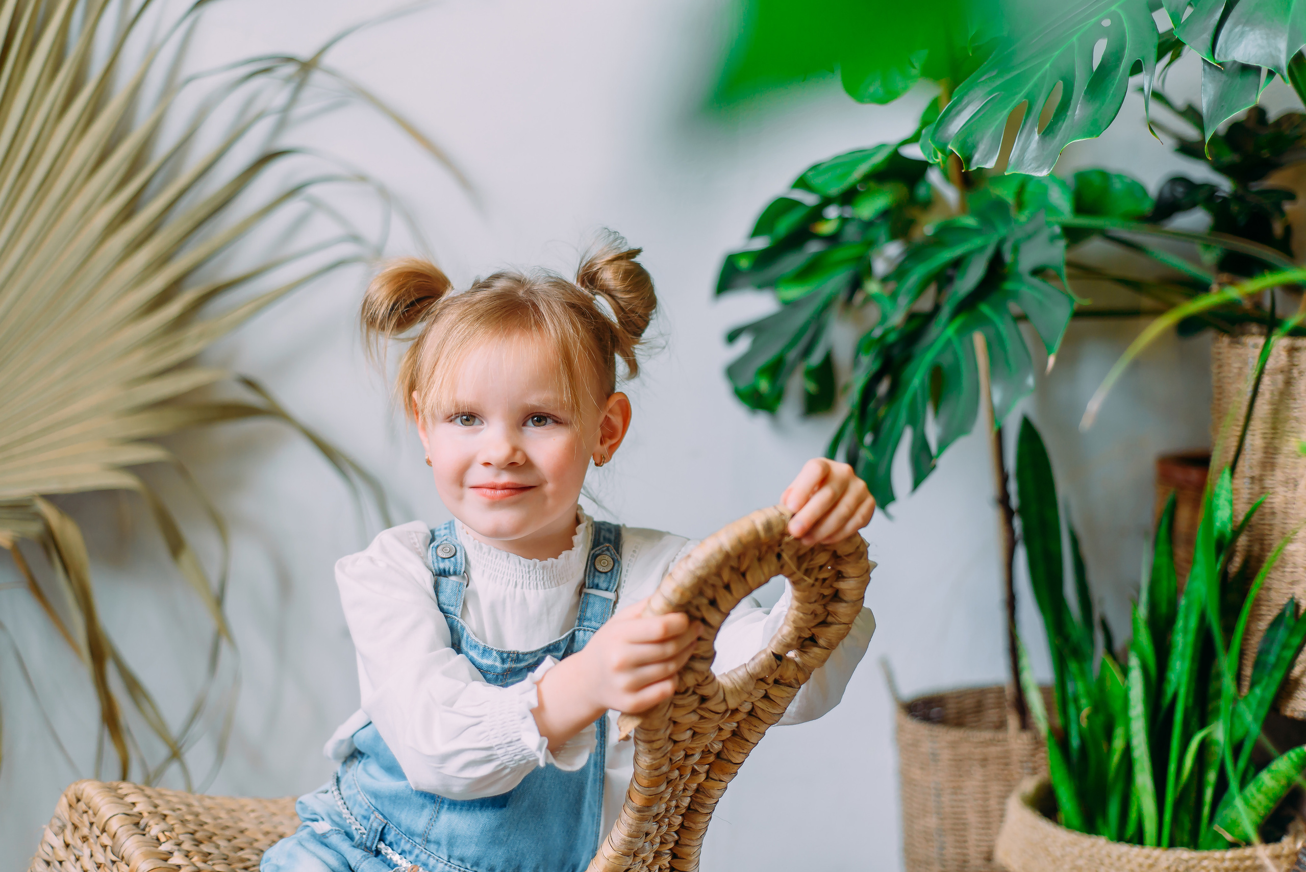 Стася и Алиса с динозаврами. Детский и семейный фотограф Эльмира Веселова
