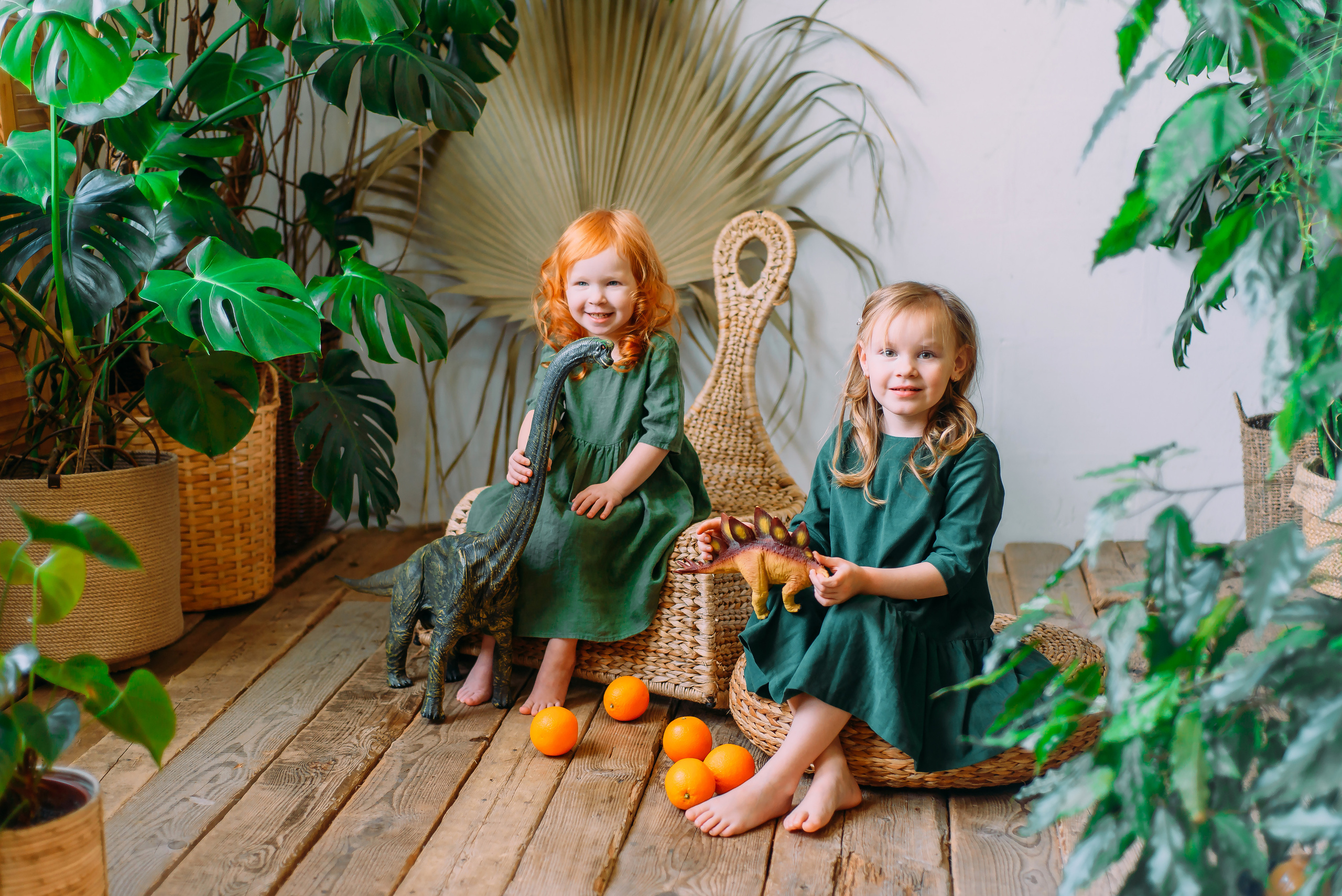 Стася и Алиса с динозаврами. Детский и семейный фотограф Эльмира Веселова