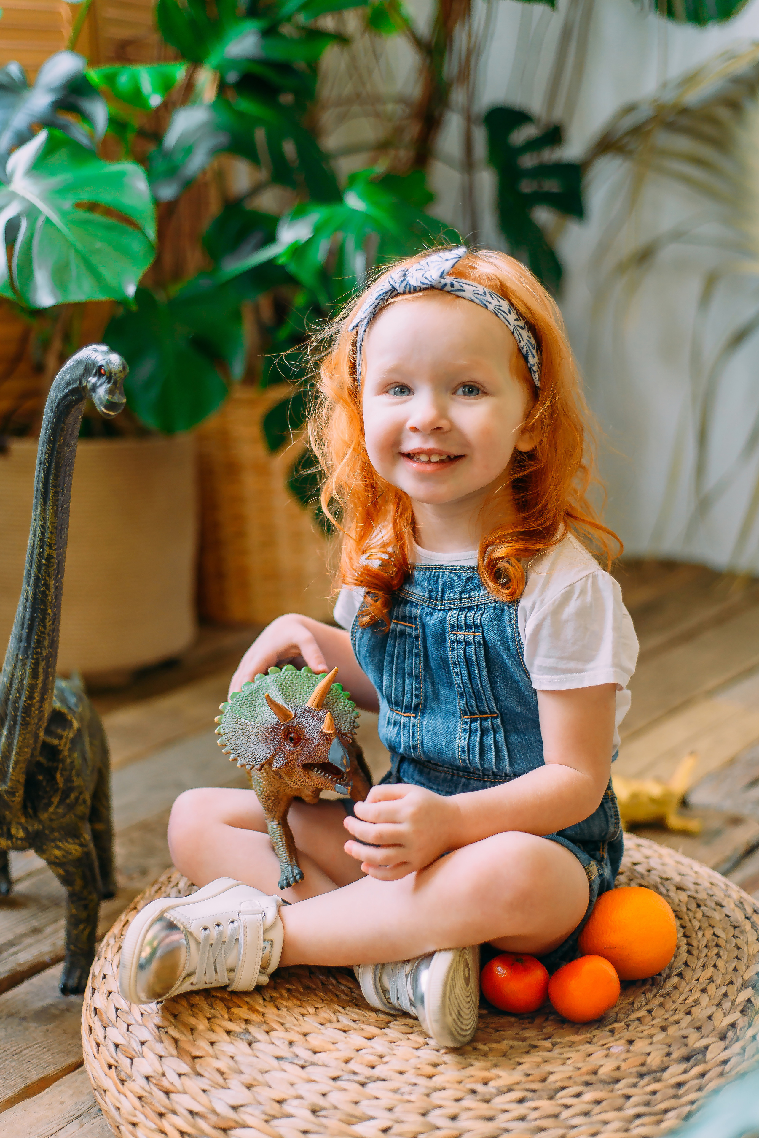 Стася и Алиса с динозаврами. Детский и семейный фотограф Эльмира Веселова